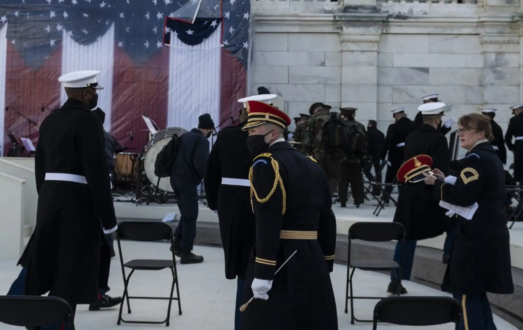 Los miembros de seguridad observan como evacuan después de una "amenaza de seguridad externa" antes de un ensayo general para la 59a ceremonia inaugural del presidente electo Joe Biden y la vicepresidenta electa Kamala Harris, en el Capitolio de los Estados Unidos el 18 de enero de 2021 en Washington. Foto: AFP Los miembros de seguridad observan como evacuan después de una "amenaza de seguridad externa" antes de un ensayo general para la 59a ceremonia inaugural del presidente electo Joe Biden y la vicepresidenta electa Kamala Harris, en el Capitolio de los Estados Unidos el 18 de enero de 2021 en Washington. Foto: AFP