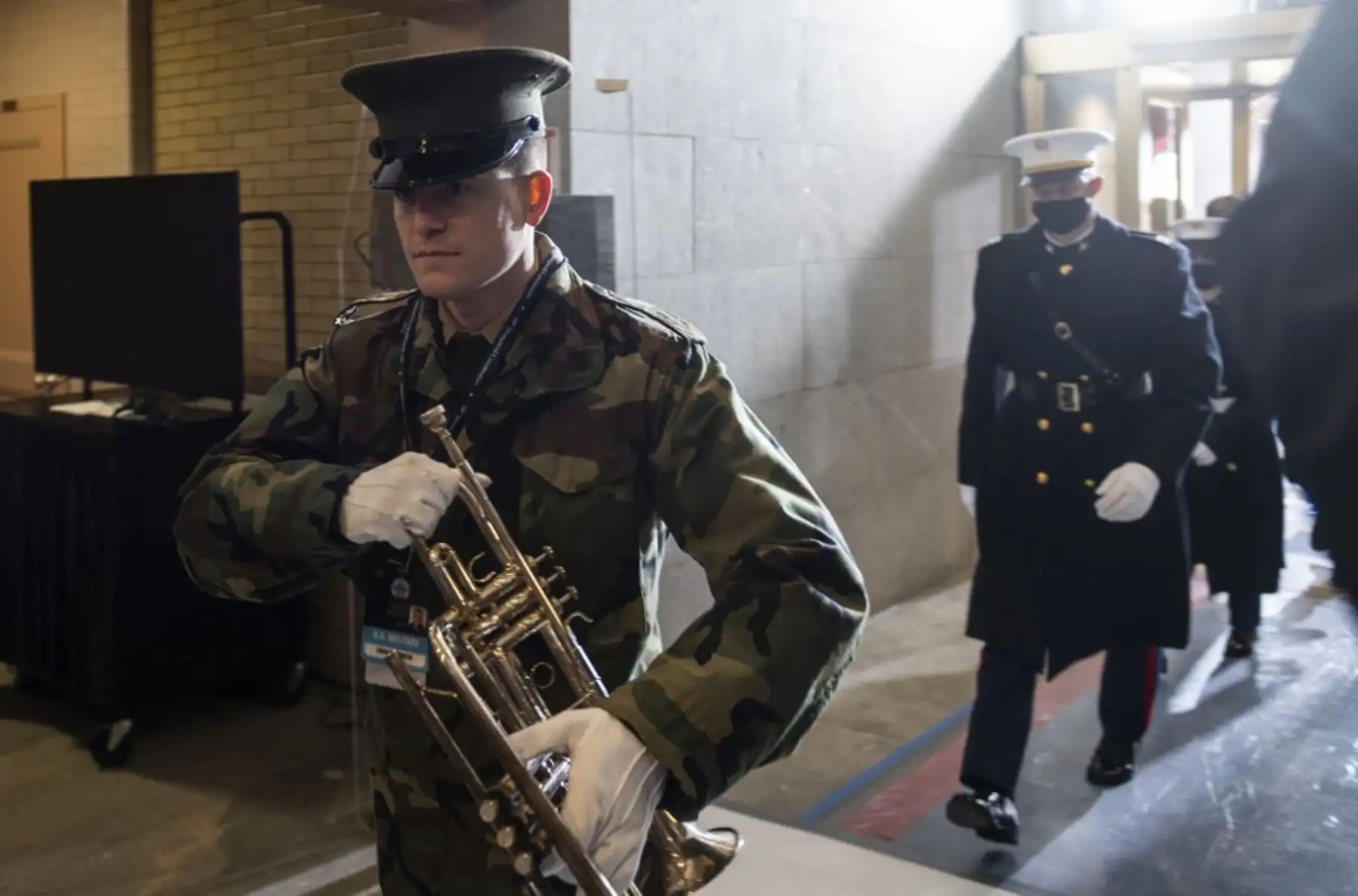 Miembros del ejército evacuan el escenario después de una "amenaza de seguridad externa" antes de un ensayo general para la 59a ceremonia inaugural del presidente electo Joe Biden y la vicepresidenta electa Kamala Harris, en el Capitolio de los Estados Unidos el 18 de enero de 2021 en Washington. Foto: AFP Miembros del ejército evacuan el escenario después de una "amenaza de seguridad externa" antes de un ensayo general para la 59a ceremonia inaugural del presidente electo Joe Biden y la vicepresidenta electa Kamala Harris, en el Capitolio de los Estados Unidos el 18 de enero de 2021 en Washington. Foto: AFP