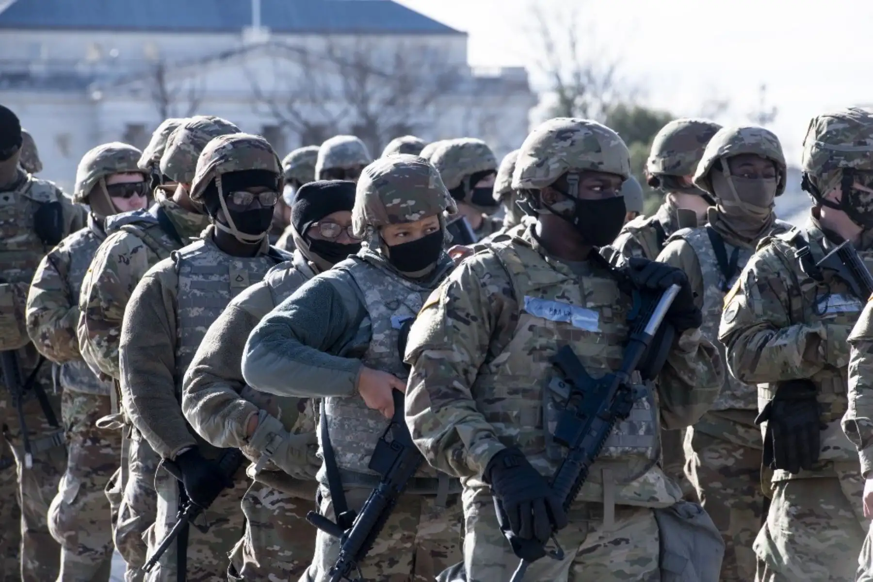 Miembros del ejército evacuan el escenario después de una "amenaza de seguridad externa" antes de un ensayo general para la 59a ceremonia inaugural del presidente electo Joe Biden y la vicepresidenta electa Kamala Harris, en el Capitolio de los Estados Unidos el 18 de enero de 2021 en Washington. Foto: AFP Miembros del ejército evacuan el escenario después de una "amenaza de seguridad externa" antes de un ensayo general para la 59a ceremonia inaugural del presidente electo Joe Biden y la vicepresidenta electa Kamala Harris, en el Capitolio de los Estados Unidos el 18 de enero de 2021 en Washington. Foto: AFP