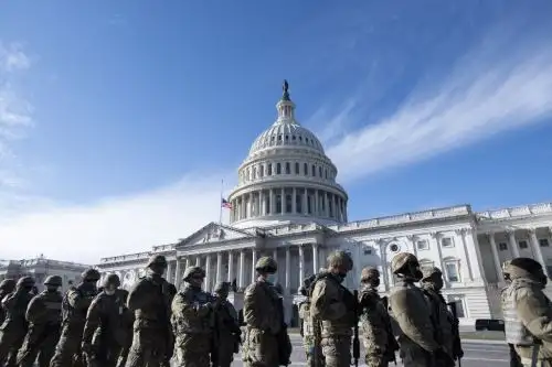 Miembros de la Guardia Nacional de EE. UU. llegan al Capitolio tras una "amenaza de seguridad externa". Foto: AFP