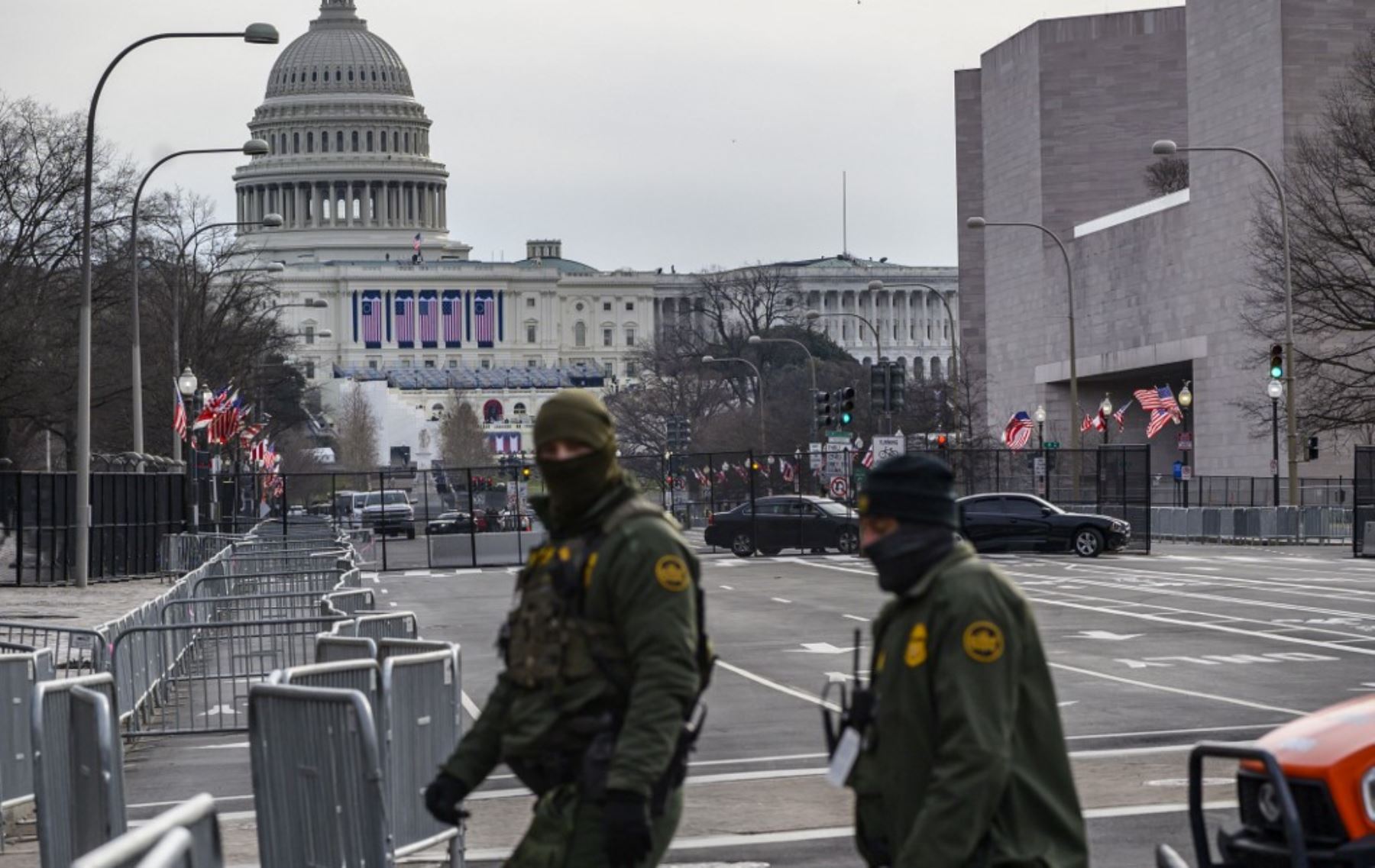 La avenida Pennsylvania con el Capitolio al fondo se ve bajo fuerte seguridad en las primeras horas del 18 de enero de 2021 antes de la ceremonia de toma de posesión de Joe Biden como el 46 ° presidente de los Estados Unidos en Washington. Foto: AFP