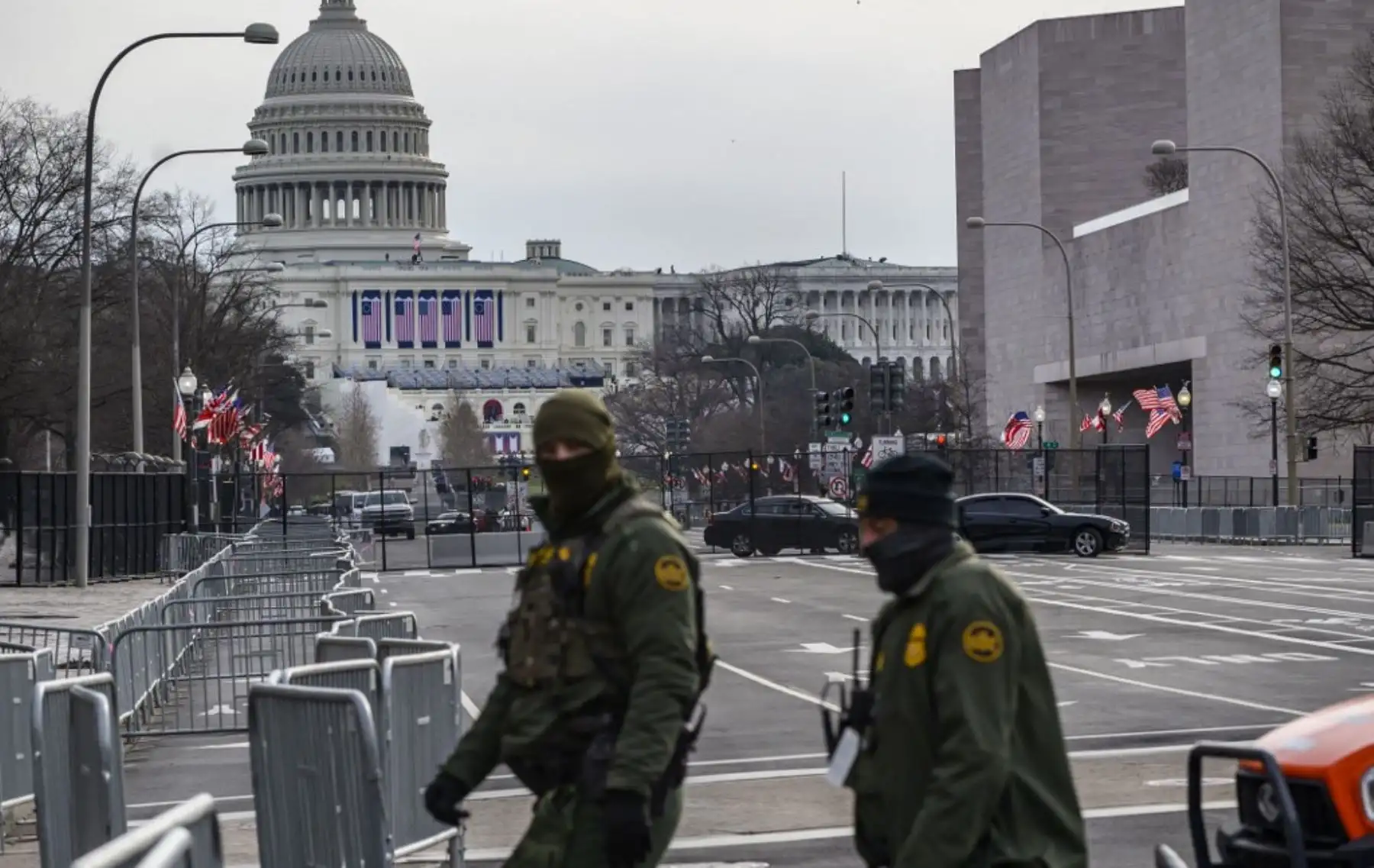 La avenida Pennsylvania con el Capitolio al fondo se ve bajo fuerte seguridad en las primeras horas del 18 de enero de 2021 antes de la ceremonia de toma de posesión de Joe Biden como el 46 ° presidente de los Estados Unidos en Washington. Foto: AFP La avenida Pennsylvania con el Capitolio al fondo se ve bajo fuerte seguridad en las primeras horas del 18 de enero de 2021 antes de la ceremonia de toma de posesión de Joe Biden como el 46 ° presidente de los Estados Unidos en Washington. Foto: AFP