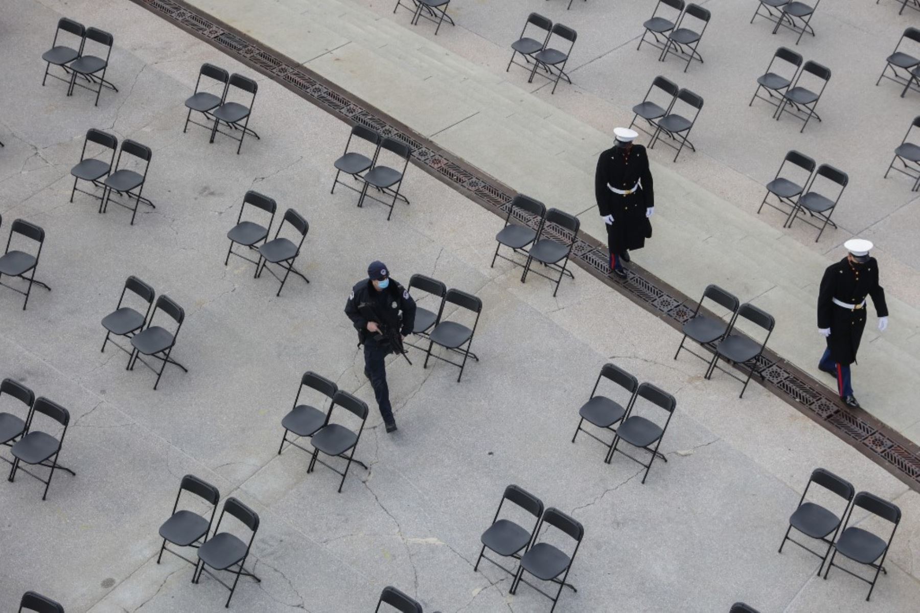 Una policía hace guardia ante una amenaza a la seguridad durante un ensayo general antes de la 59a ceremonia inaugural en el frente oeste del Capitolio de los Estados Unidos en Washington. Foto: AFP