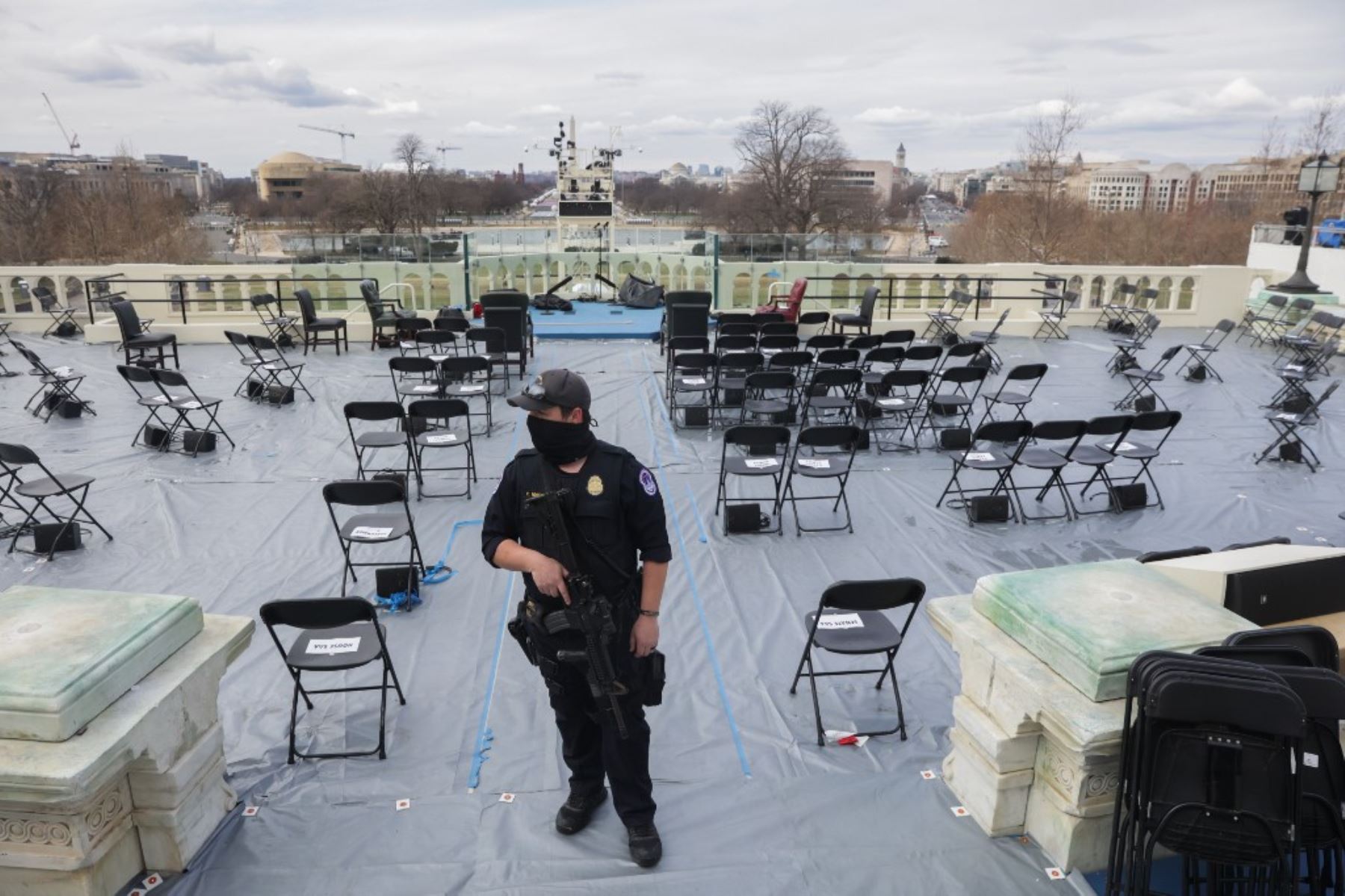 Un policía hace guardia ante una amenaza a la seguridad durante un ensayo general antes de la 59a ceremonia inaugural en el frente oeste del Capitolio de los Estados Unidos en Washington. Foto: AFP