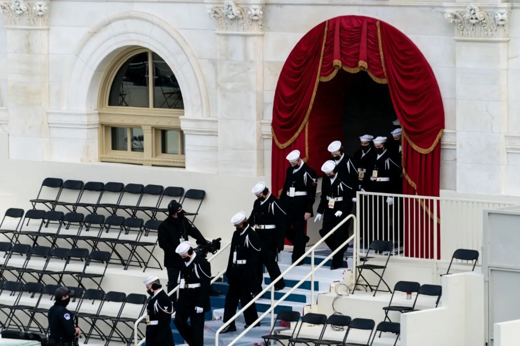 Los oficiales regresan al escenario de inauguración después de haber sido evacuados debido a una posible amenaza a la seguridad durante los ensayos de la ceremonia inaugural del presidente electo Joe Biden y la vicepresidenta electa Kamala Harris en el Capitolio de los Estados Unidos el 18 de enero , 2021 en Washington. Foto: AFP Los oficiales regresan al escenario de inauguración después de haber sido evacuados debido a una posible amenaza a la seguridad durante los ensayos de la ceremonia inaugural del presidente electo Joe Biden y la vicepresidenta electa Kamala Harris en el Capitolio de los Estados Unidos el 18 de enero , 2021 en Washington. Foto: AFP