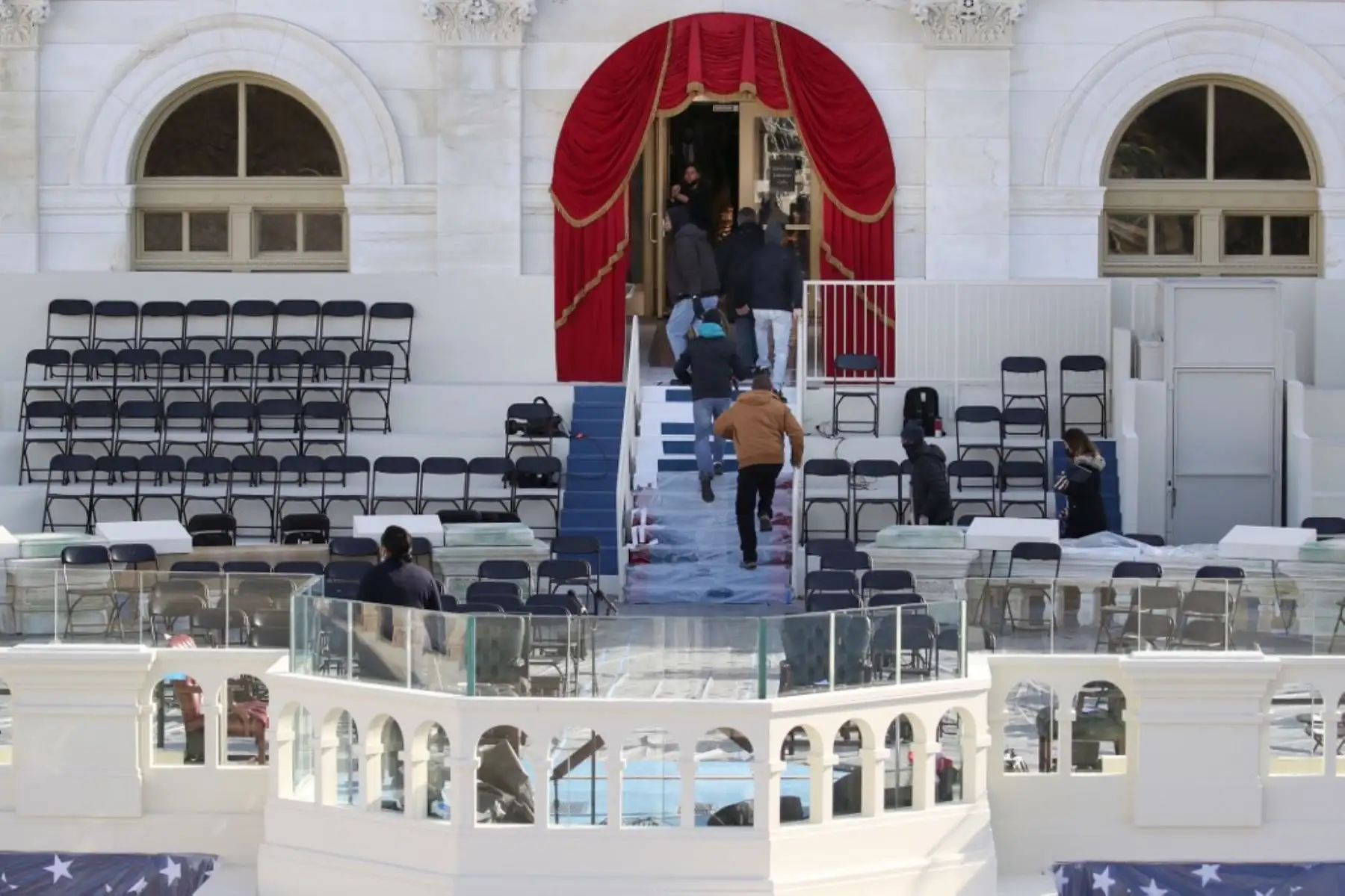 La gente se apresura a regresar después de que una "amenaza de seguridad externa" forzó una evacuación antes de un ensayo general para la 59a ceremonia inaugural del presidente electo Joe Biden y la vicepresidenta electa Kamala Harris en el Capitolio de los Estados Unidos en enero 18 de octubre de 2021 en Washington. Foto: AFP La gente se apresura a regresar después de que una "amenaza de seguridad externa" forzó una evacuación antes de un ensayo general para la 59a ceremonia inaugural del presidente electo Joe Biden y la vicepresidenta electa Kamala Harris en el Capitolio de los Estados Unidos en enero 18 de octubre de 2021 en Washington. Foto: AFP
