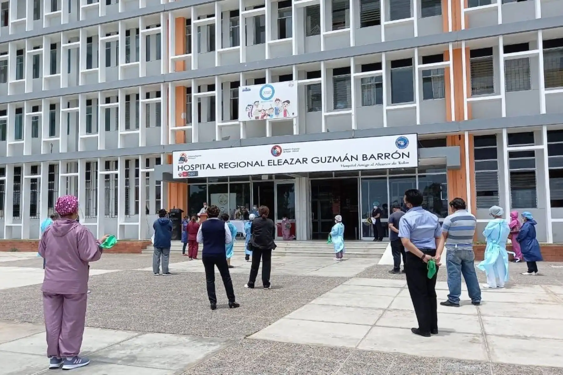 Servidores del hospital Guzmán Barrón y familiares de pacientes covid-19 oran por la salud de los contagiados.