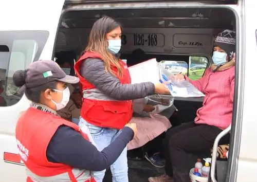 Municipalidad de Huancayo entregó de forma gratuita 250 protectores faciales a los pasajeros de unidades de transporte urbano para evitar contagios del covid-19 en la ciudad. Foto: ANDINA/difusión.