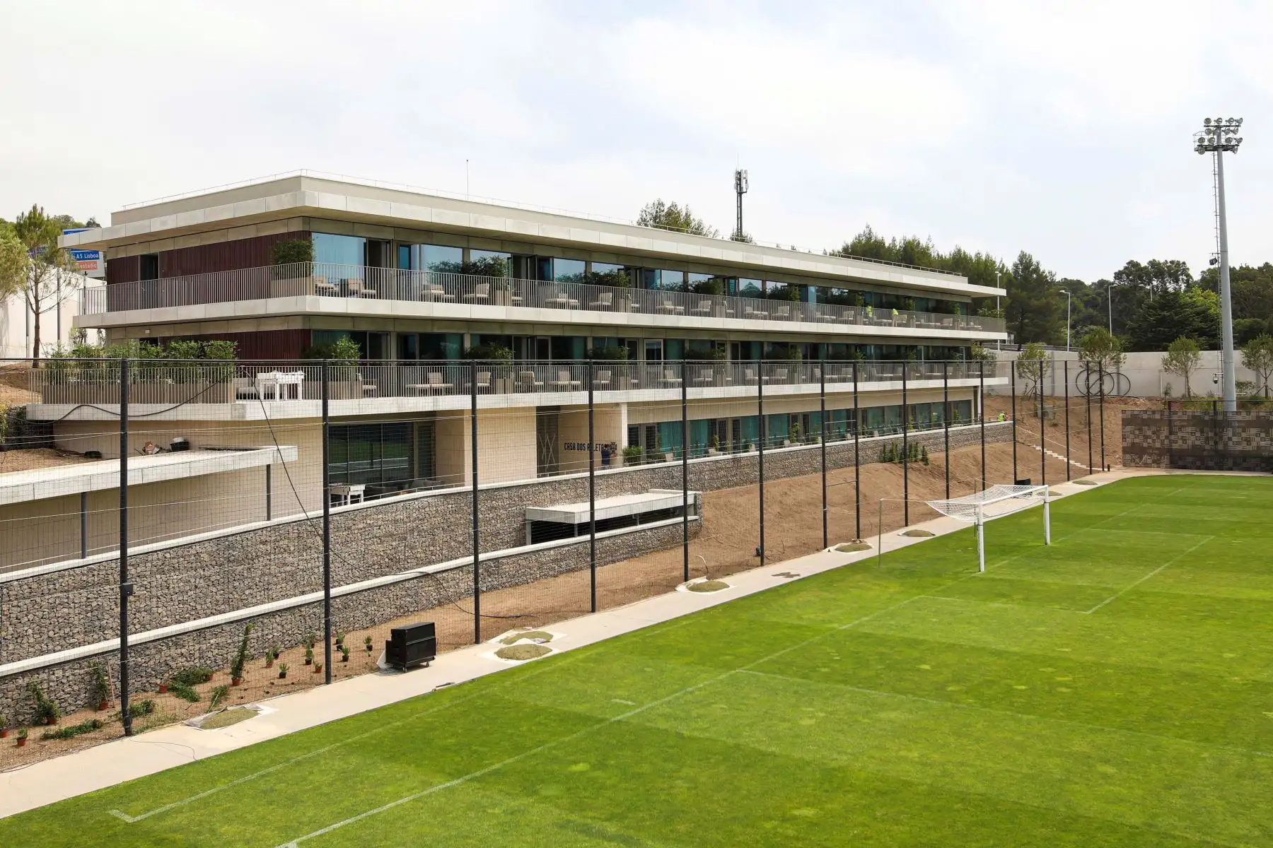 Vista exterior de la Ciudad del Fútbol de la Federación Portuguesa (FPF), ubicada en Oeiras que será convertida en un hospital de pacientes Covid durante los próximos 2 meses para aliviar la presión que tienen los centros hospitalarios del país, muy castigado por la tercera ola del coronavirus. Foto: EFE