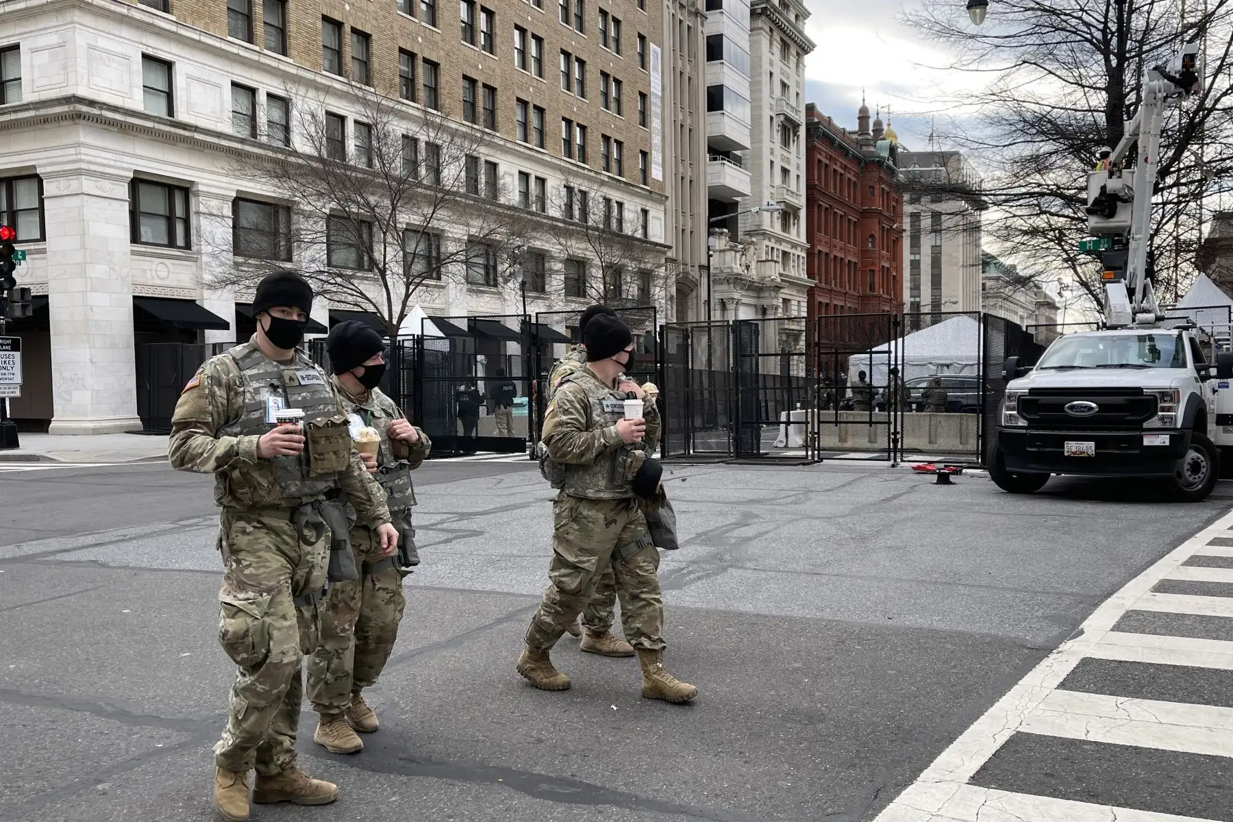 Miembros de la Guardia Nacional de EE. UU. Patrullan antes de la 59a ceremonia inaugural del presidente electo Joe Biden y la vicepresidenta electa Kamala Harris en Washington. Foto: AFP