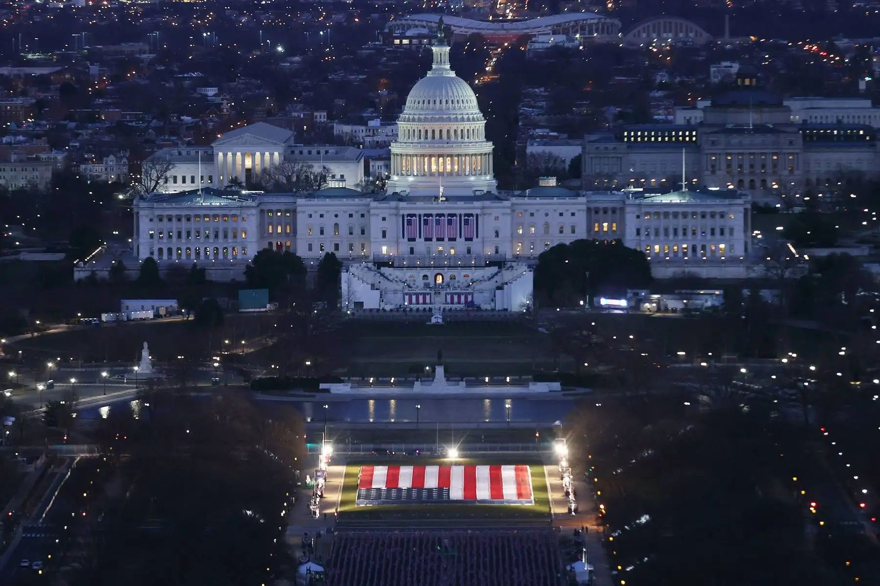 El edificio del Capitolio de los Estados Unidos se prepara para las ceremonias de inauguración del presidente electo Joe Biden.
Foto: AFP