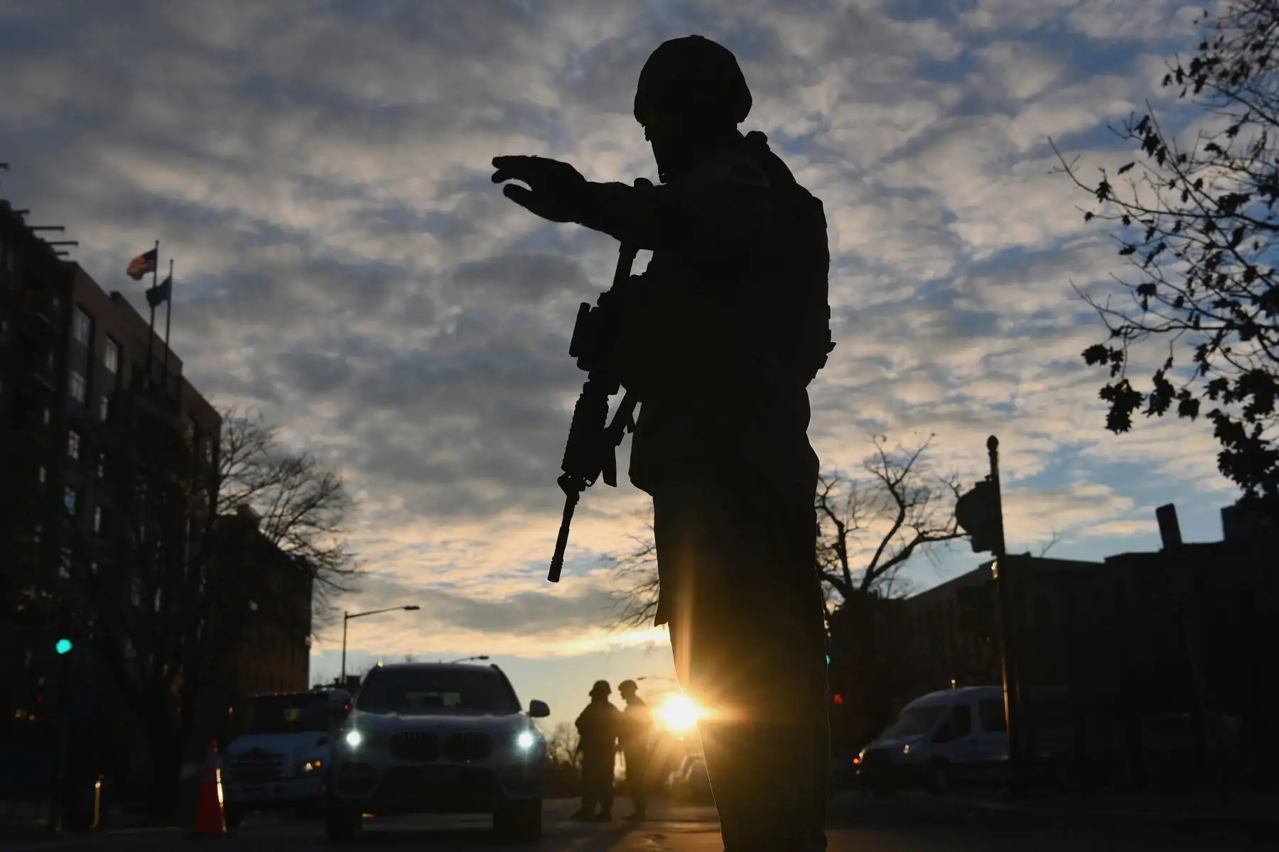 Un miembro de la Guardia Nacional de EE. UU. Detiene automóviles cerca del edificio del Capitolio de EE. UU. Foto: AFP
