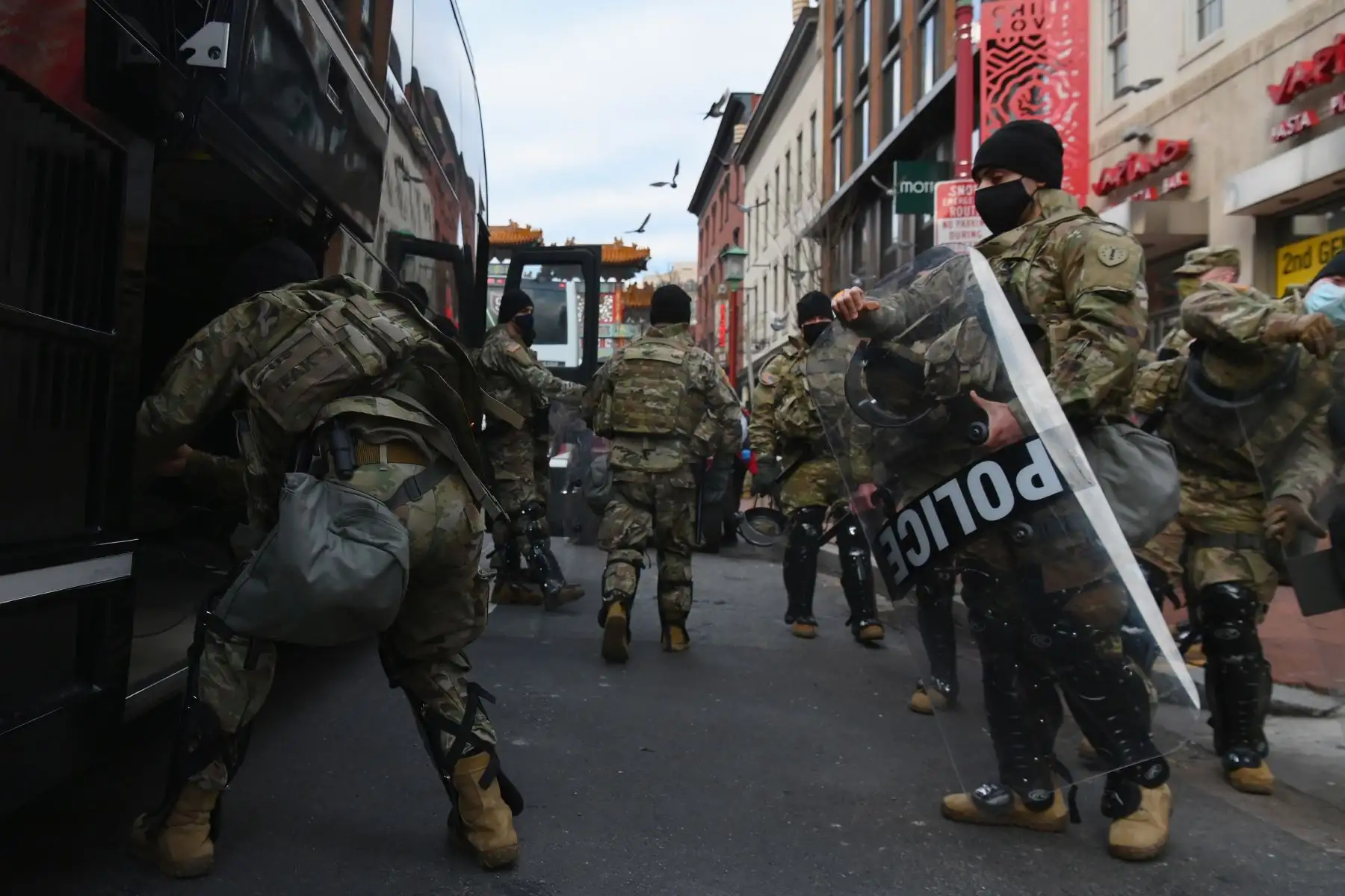 Miembros de la Guardia Nacional de EE. UU. Suben a un autobús antes de la 59a ceremonia inaugural para el presidente electo Joe Biden. Foto: AFP