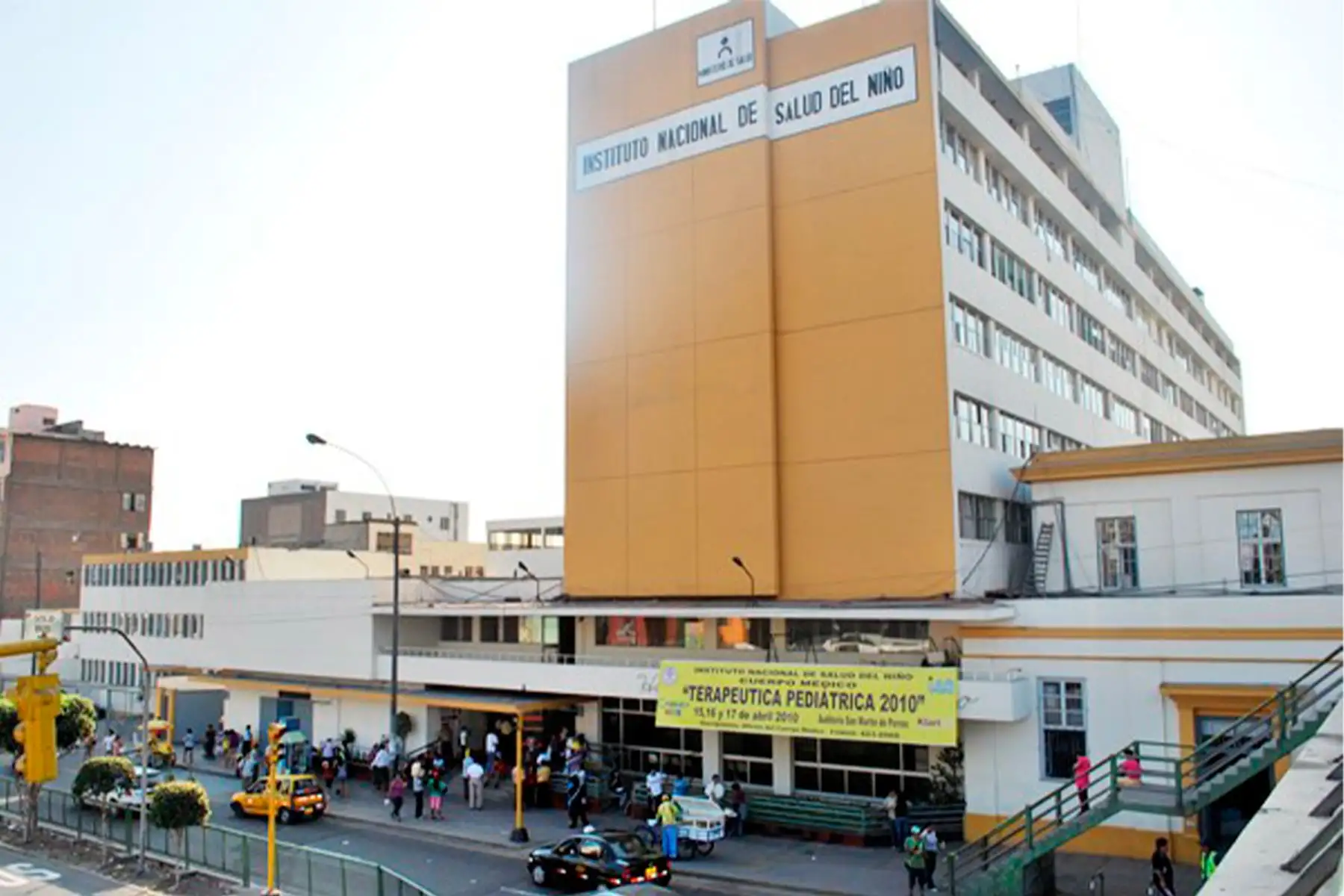 Decenas de padres de familia han hecho colas y han dormido afuera de la institución pediátrica en los últimos días para recibir información sobre el estado de salud de sus pequeños. Foto: ANDINA/Difusión