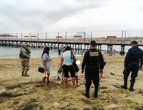 El Ministerio de Salud estableció una norma que regula el uso de las playas y precisa que es obligatorio el uso de mascarilla en todo momento, salvo en la zona de baño. ANDINA/Difusión