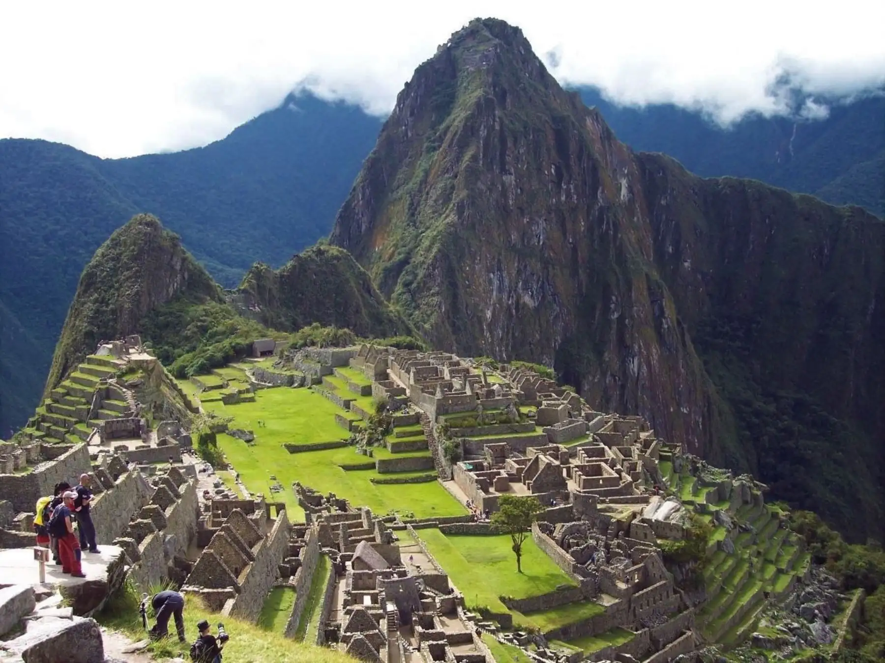 Con una serie de medidas, como la habilitación de rutas alternas de acceso y más horarios de ingreso, se procederá al aumento de visitantes diarios, de 2,244 en la actualidad a 3,500 en adelante, a la ciudadela inca de Machu Picchu, principal destino turístico del Perú, Patrimonio Mundial y una de las siete nuevas maravillas del planeta. ANDINA/Difusión