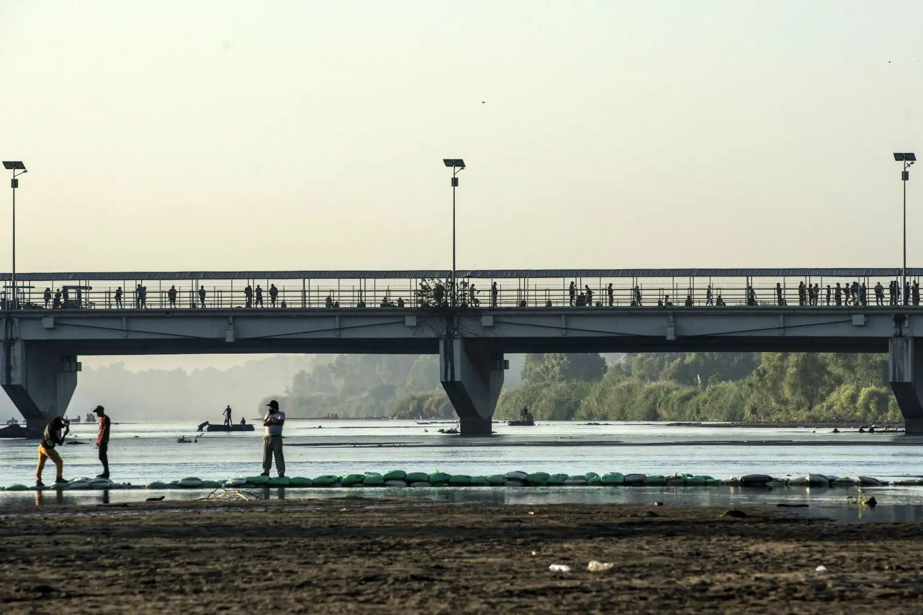 Personas hacen cola para ingresar a México desde Guatemala por el puente fronterizo Rodolfo Robles, luego de que el Instituto Nacional de Migración comenzara a controlar las riberas del río Suchiate, en Ciudad Hidalgo, estado de Chiapas, México. Foto: AFP