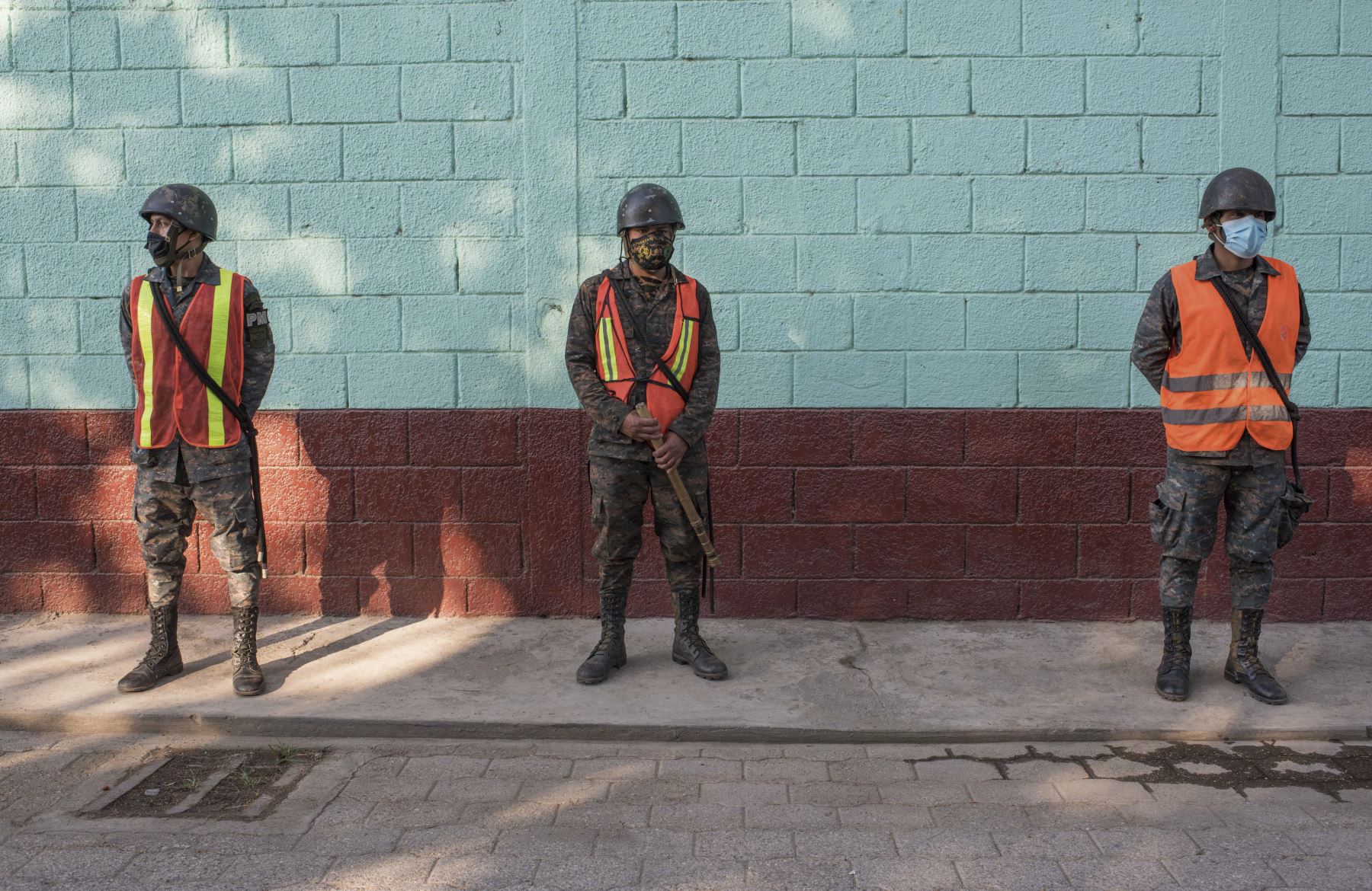 Soldados Guatemaltecos esperan a las afueras del Albergue casa del migrante en Tecun Uman, esto con la finalidad de aplicar posibles deportaciones. Foto: AFP