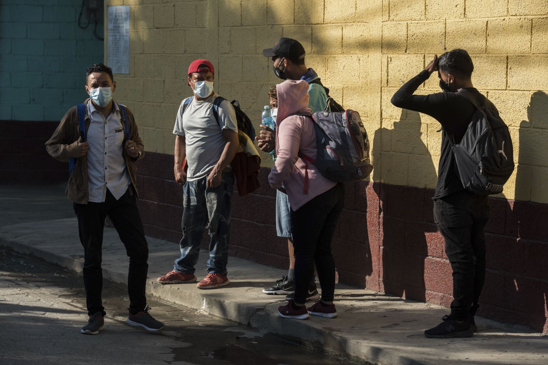 Los migrantes hondureños son vistos afuera de la Casa del Migrante en Tecun Uman, Guatemala, en la frontera con México. El gobierno mexicano dijo que no permitiría el "ingreso ilegal" de caravanas de migrantes y ha desplegado 500 agentes de inmigración en los estados fronterizos de Chiapas y Tabasco. Foto: AFP