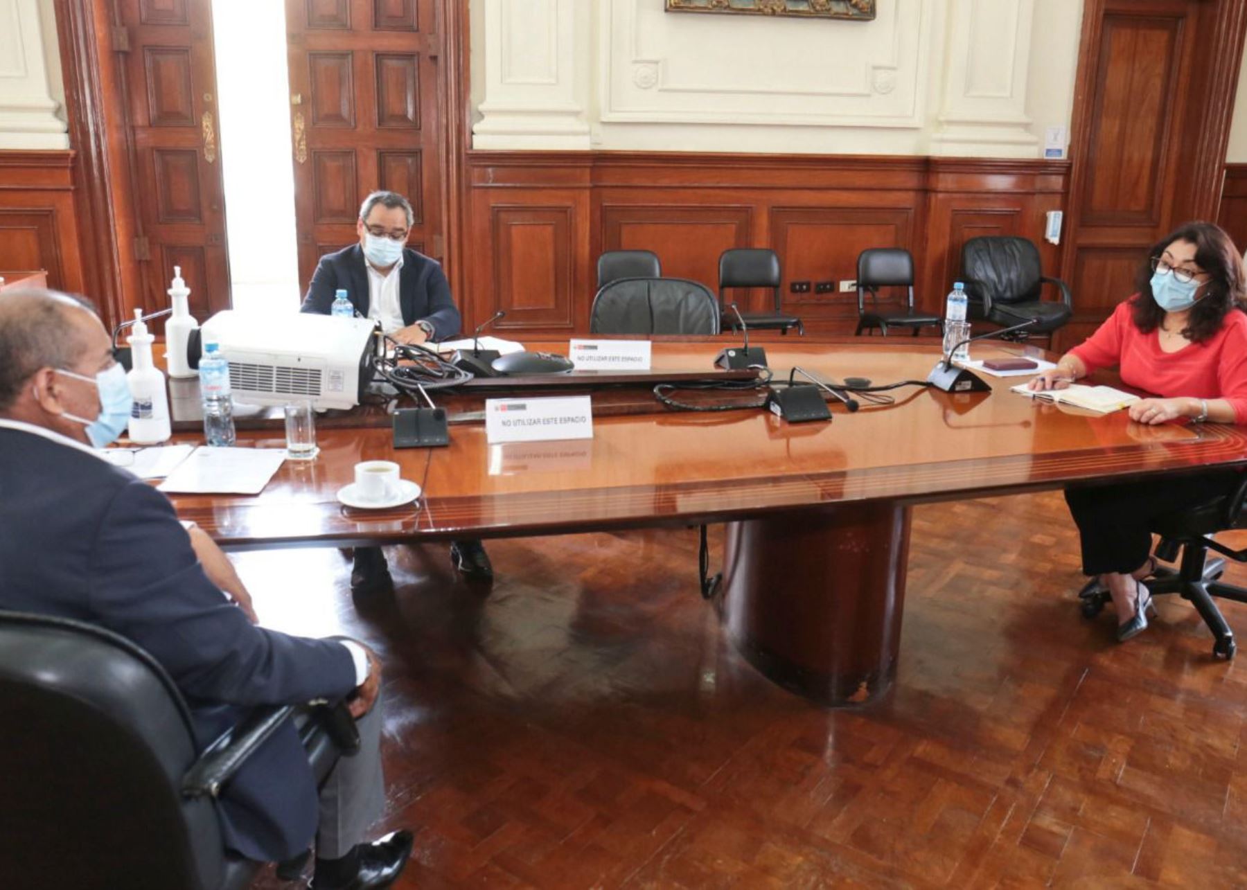 La jefa del Gabinete Ministerial, Violeta Bermúdez, se reúne con el gobernador de Tumbes, Wilmer Dios Benites.
