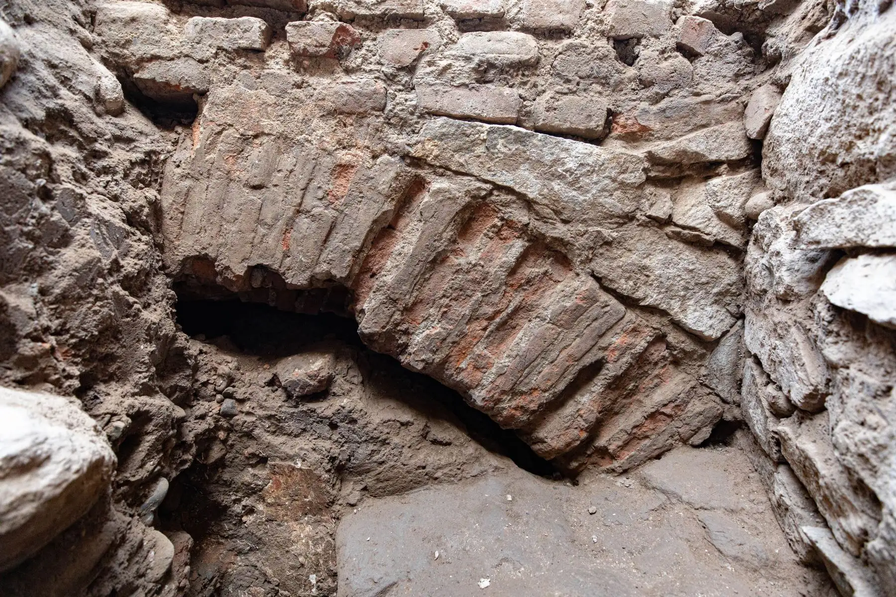 En el marco de los estudios preliminares del Proyecto de Recuperación del Entorno Paisajístico del Río Rímac, la Municipalidad de Lima halló los restos de lo que sería el molino de Aliaga, una antigua construcción ubicada debajo de la alameda Chabuca Granda y que representa a la Lima antigua. Foto: MML