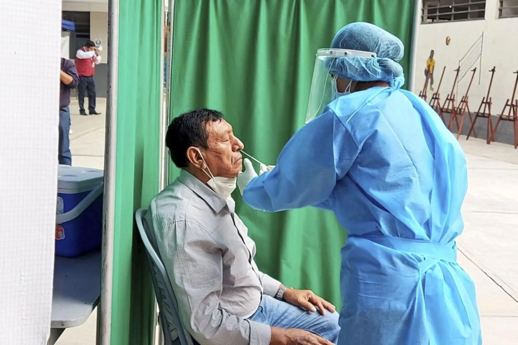 Personal del Minsa realizó evaluación y descarte de covid-19 con pruebas moleculares a vecinos de la zona ‘G’, en el Centro Rápido de Atención Temporal CRAT implementado en el colegio San Francisco de Asís en Huaycán. Foto: Minsa