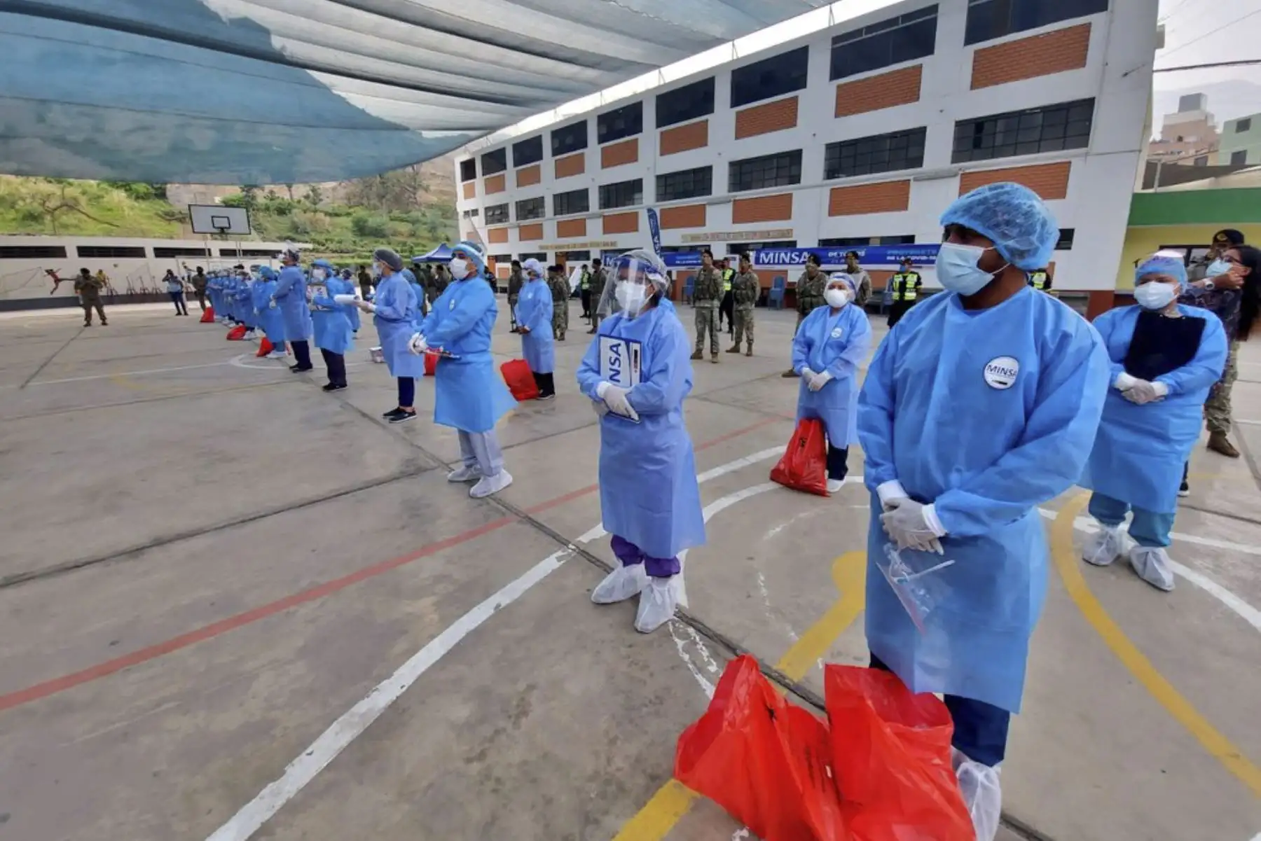 Personal del Minsa realizó evaluación y descarte de covid-19 con pruebas moleculares a vecinos de la zona ‘G’, en el Centro Rápido de Atención Temporal CRAT implementado en el colegio San Francisco de Asís en Huaycán. Foto: Minsa