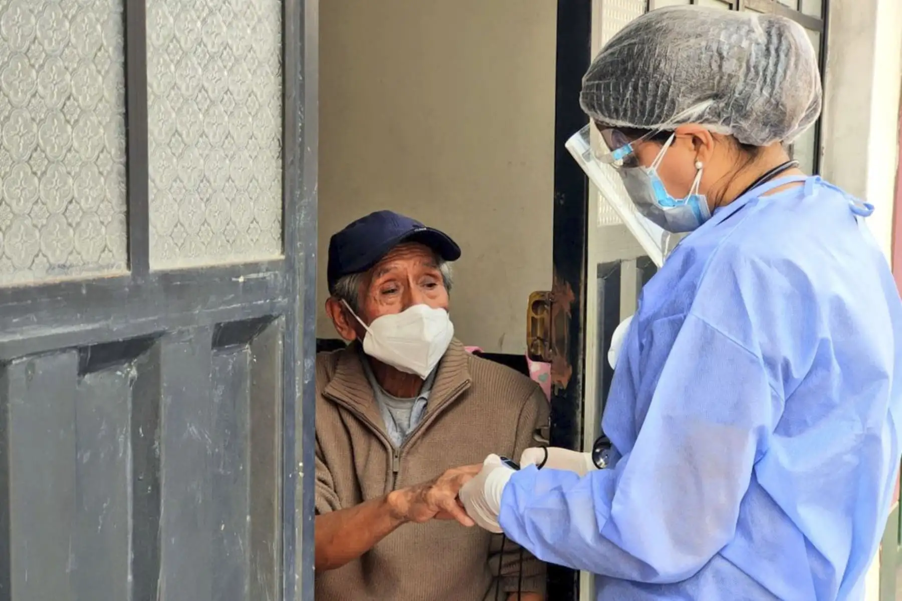 En simultáneo, las brigadas de la Diris Lima Este recorrieron la zona de Huaycán casa por casa para evaluar a personas en estado de vulnerabilidad, como parte de la intervención de salud pública Tayta. Foto: MINSA