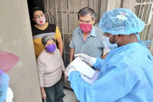 Brigadas del Minsa recorren casa por casa el sector G de Huaycán, en el distrito de Ate, llevando atención e información preventiva sobre el covid-19. Foto: ANDINA/Difusión