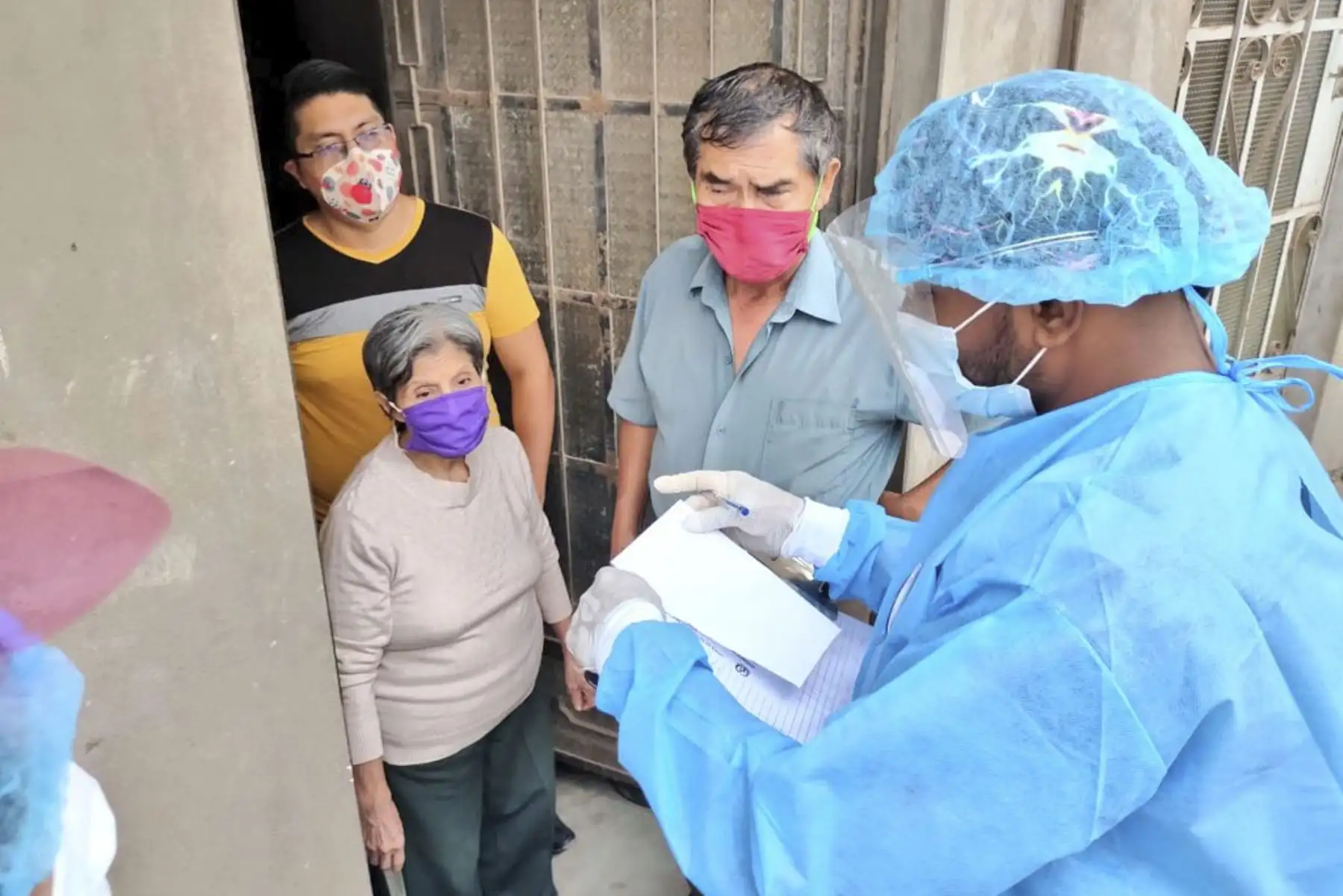 Brigadas del Minsa recorren casa por casa el sector G de Huaycán, en el distrito de Ate, llevando atención e información preventiva sobre el covid-19. Foto: ANDINA/Difusión