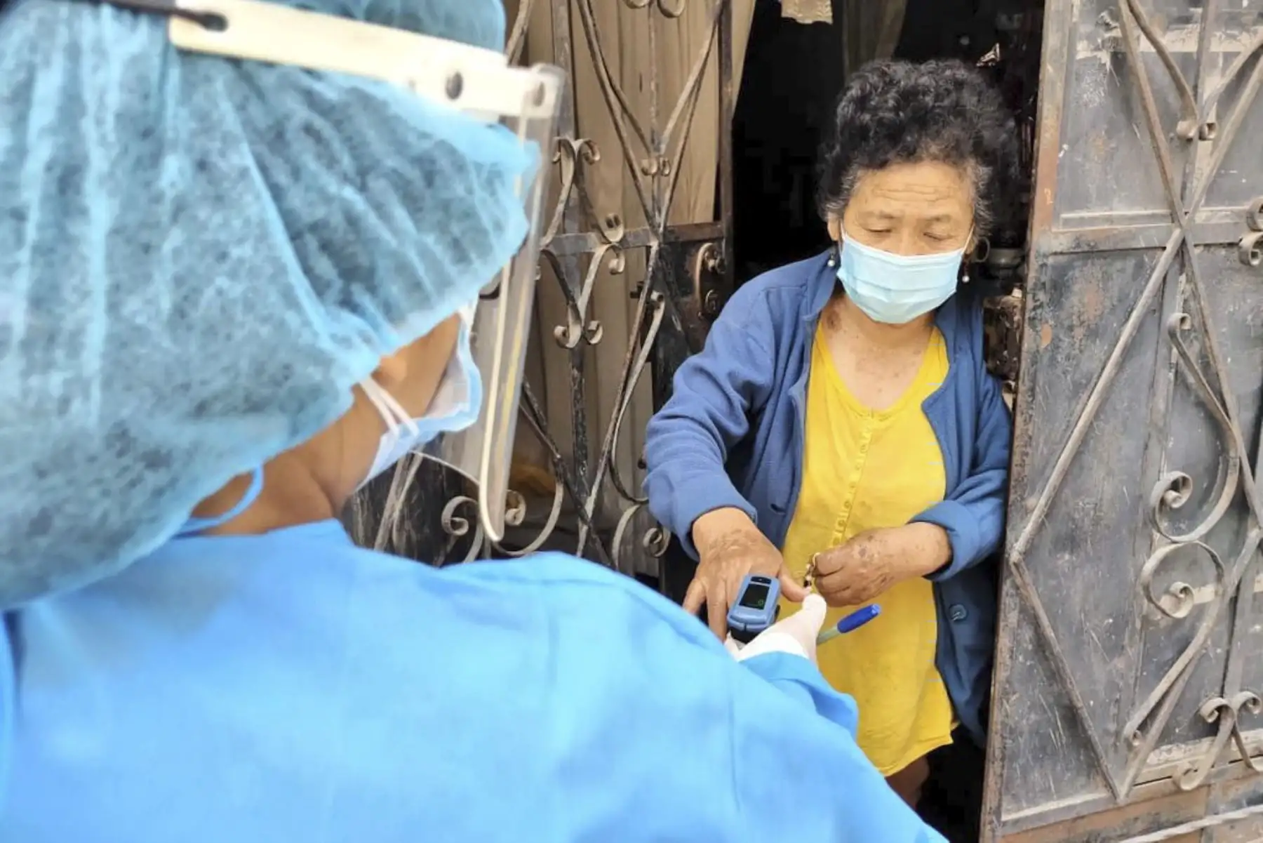 En simultáneo, las brigadas de la Diris Lima Este recorrieron la zona de Huaycán casa por casa para evaluar a personas en estado de vulnerabilidad, como parte de la intervención de salud pública Tayta. Foto: MINSA