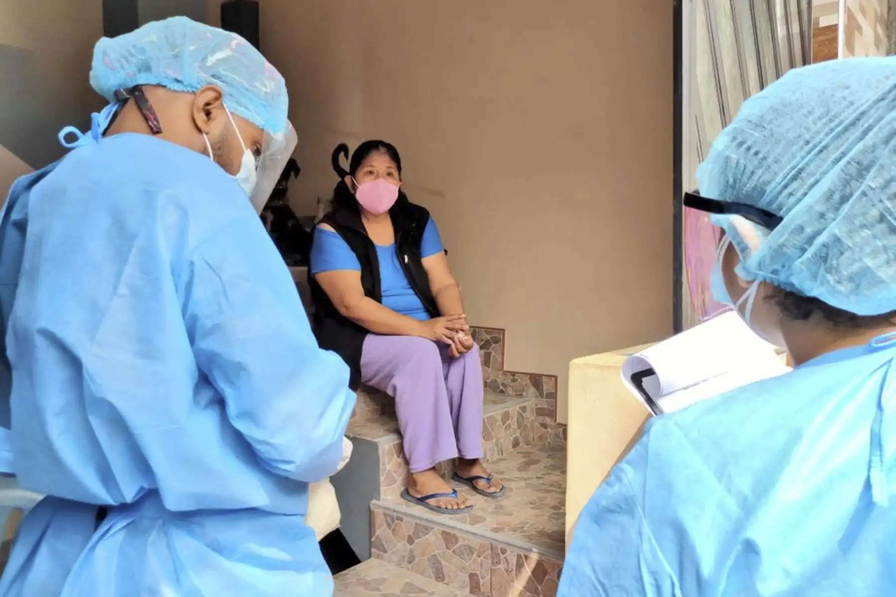 En simultáneo, las brigadas de la Diris Lima Este recorrieron la zona de Huaycán casa por casa para evaluar a personas en estado de vulnerabilidad, como parte de la intervención de salud pública Tayta. Foto: MINSA