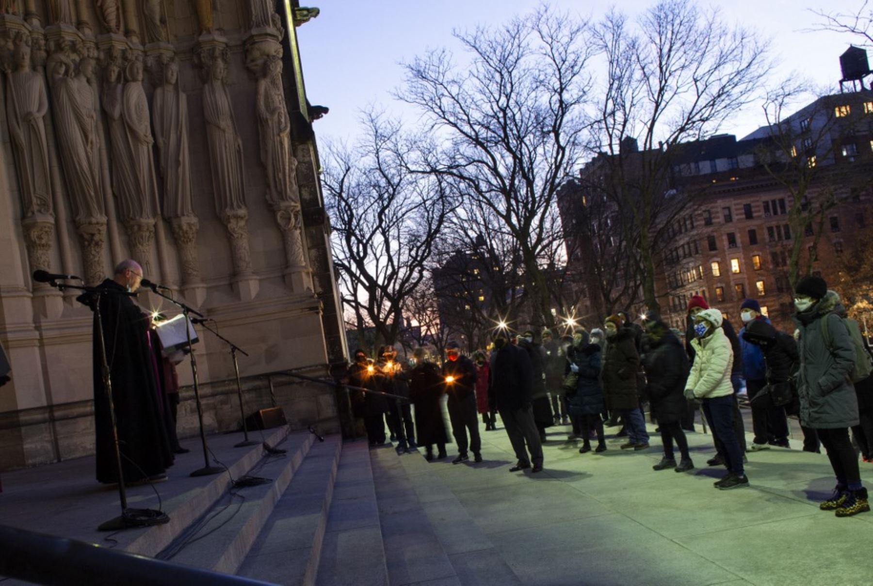 Un sacerdote ora durante una "Vigilia de Unidad" antes de la 59a ceremonia inaugural del presidente electo Joe Biden y la vicepresidenta electa Kamala Harris, en la Iglesia Catedral de San Juan el Divino en Nueva York. Foto: AFP