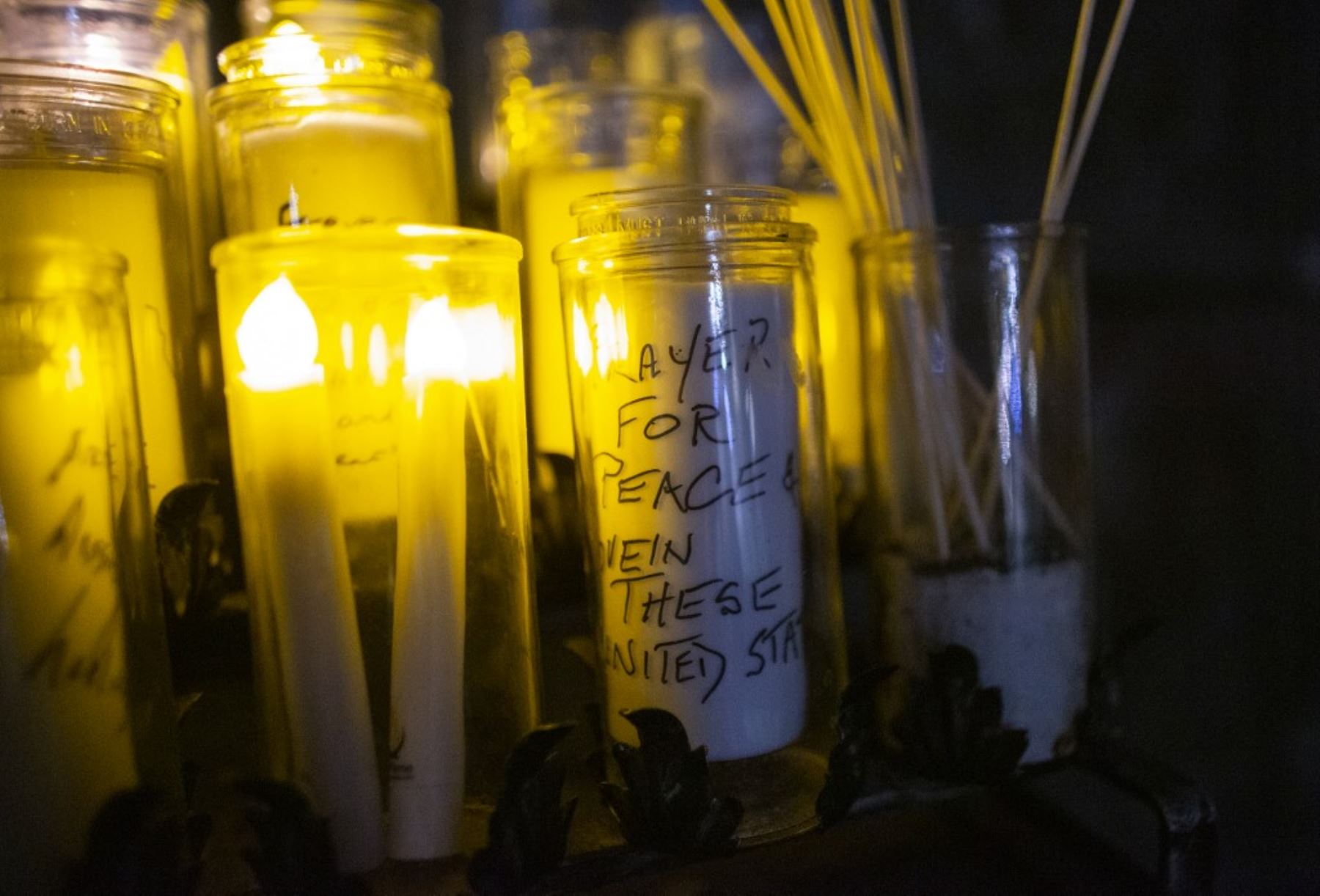 Velas con mensajes escritos se muestran durante una "Vigilia de Unidad" antes de la 59a ceremonia inaugural del presidente electo Joe Biden y la vicepresidenta electa Kamala Harris, en la Iglesia Catedral de San Juan el Divino en Nueva York. Foto: AFP