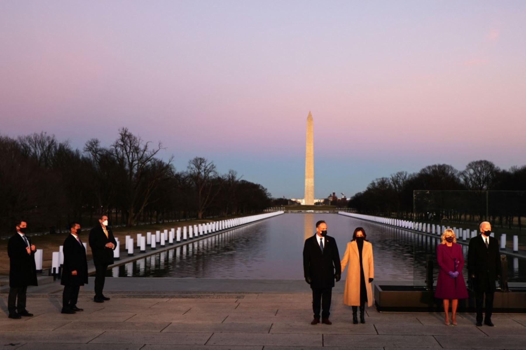 Doug Emhoff, la vicepresidenta electa Kamala Harris, la Dra. Jill Biden y el presidente electo Joe Biden se encuentran frente a un monumento a las víctimas de la pandemia del coronavirus covid-19 en el Lincoln Memorial en la víspera de Inauguración presidencial el 19 de enero de 2021 en Washington, DC. Foto: AFP