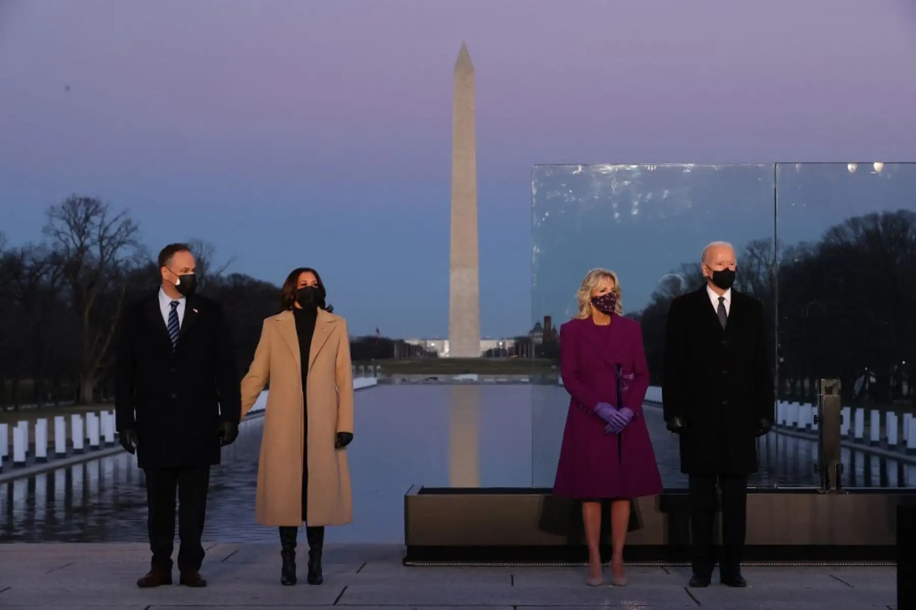 Douglas Emhoff, la vicepresidenta electa de EE. UU. Kamala Harris, la Dra. Jill Biden y el presidente electo de EE. UU. Joe Biden asisten a un servicio conmemorativo para honrar a las casi 400,000 víctimas estadounidenses de la pandemia de coronavirus en el Lincoln Memorial Reflecting Pool el 19 de enero de 2021 en Washington. Foto: AFP
