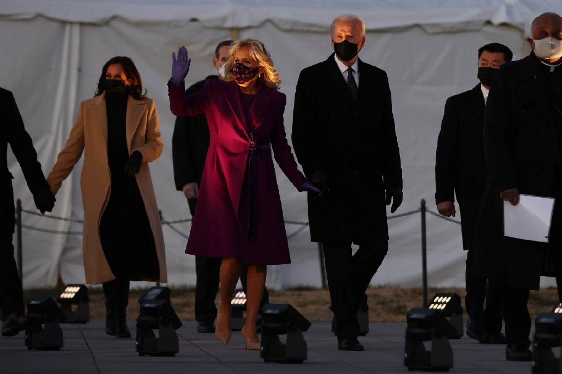 La vicepresidenta electa de EE. UU. Kamala Harris, la Dra. Jill Biden y el presidente electo de EE. UU. Joe Biden llegan para un servicio conmemorativo en honor a las casi 400,000 víctimas estadounidenses de la pandemia de coronavirus en Reflecting Pool frente al Lincoln Memorial el 19 de enero de 2021 en Washington. Foto: AFP
