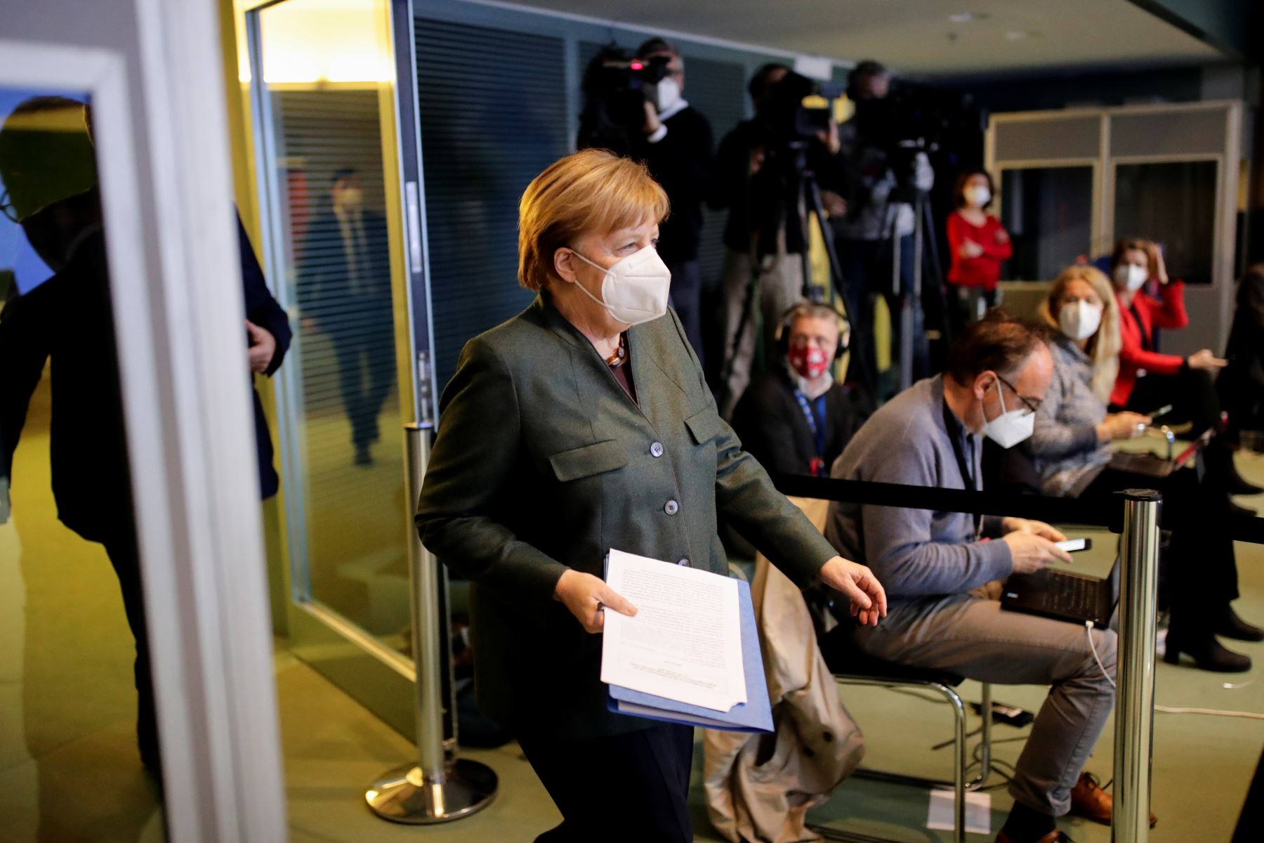 La canciller alemana, Angela Merkel, llega para pronunciar una conferencia de prensa tras las conversaciones por videoconferencia con los primeros ministros de estado de Alemania sobre la extensión del bloqueo actual debido a la pandemia del coronavirus COVID-19, en la Cancillería de Berlín. Foto: AFP