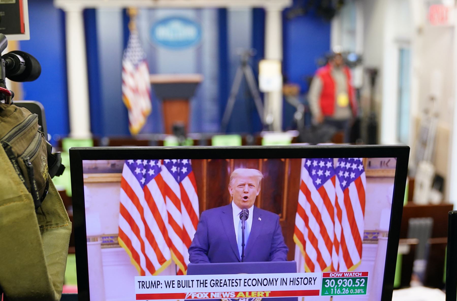 Una imagen del presidente de los Estados Unidos, Donald Trump, hablando en un video publicado en YouTube, se ve en un monitor en la Sala Brady Briefing de la Casa Blanca en Washington. El día de ayer, el presidente Donald Trump pronunció su discurso de despedida a la nación a través de un video publicado en YouTube. Foto: AFP