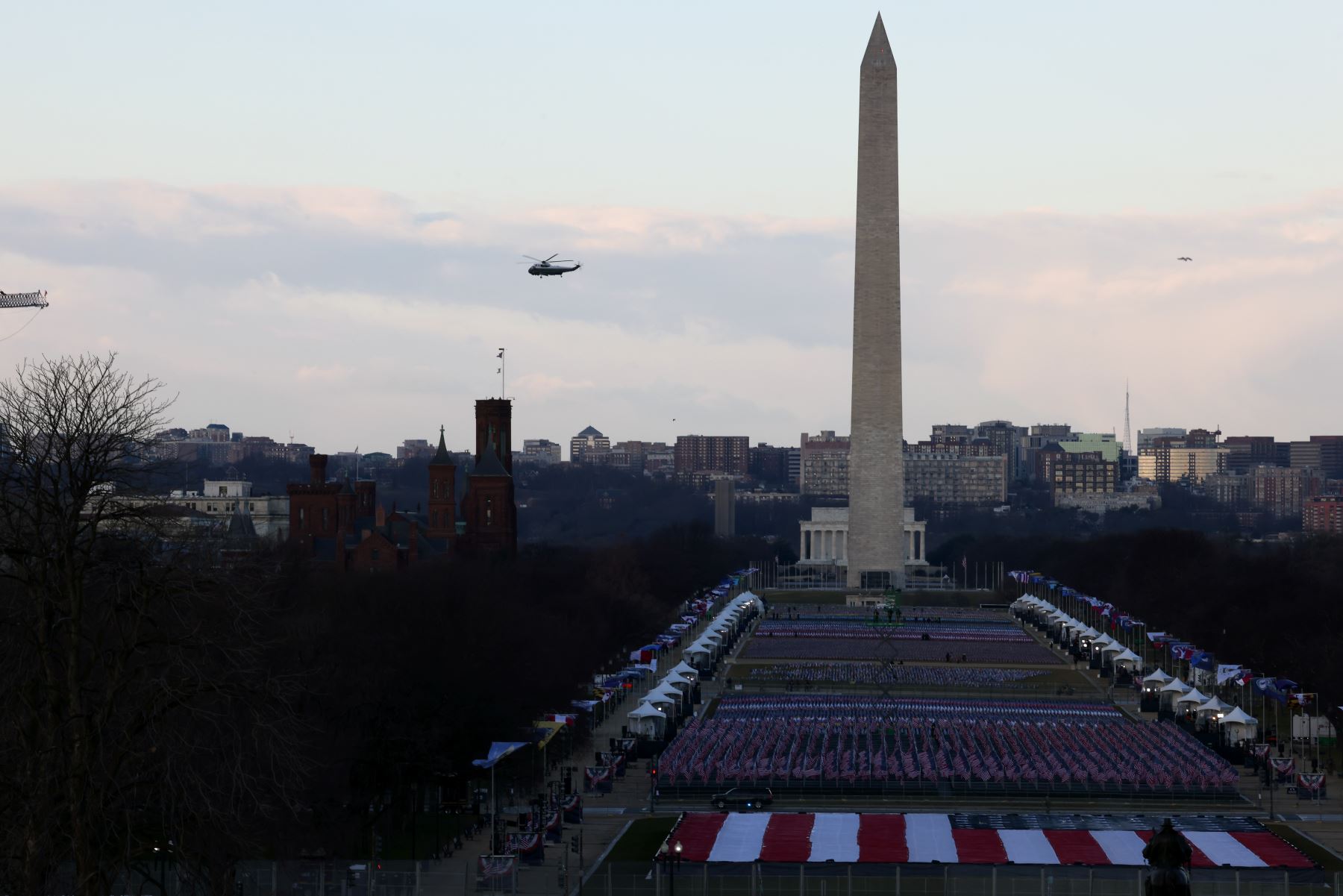 Marine One con el presidente estadounidense Donald Trump y la primera dama Melania Trump pasa por el Monumento a Washington cuando sale de la Casa Blanca en Washington. Foto: AFP