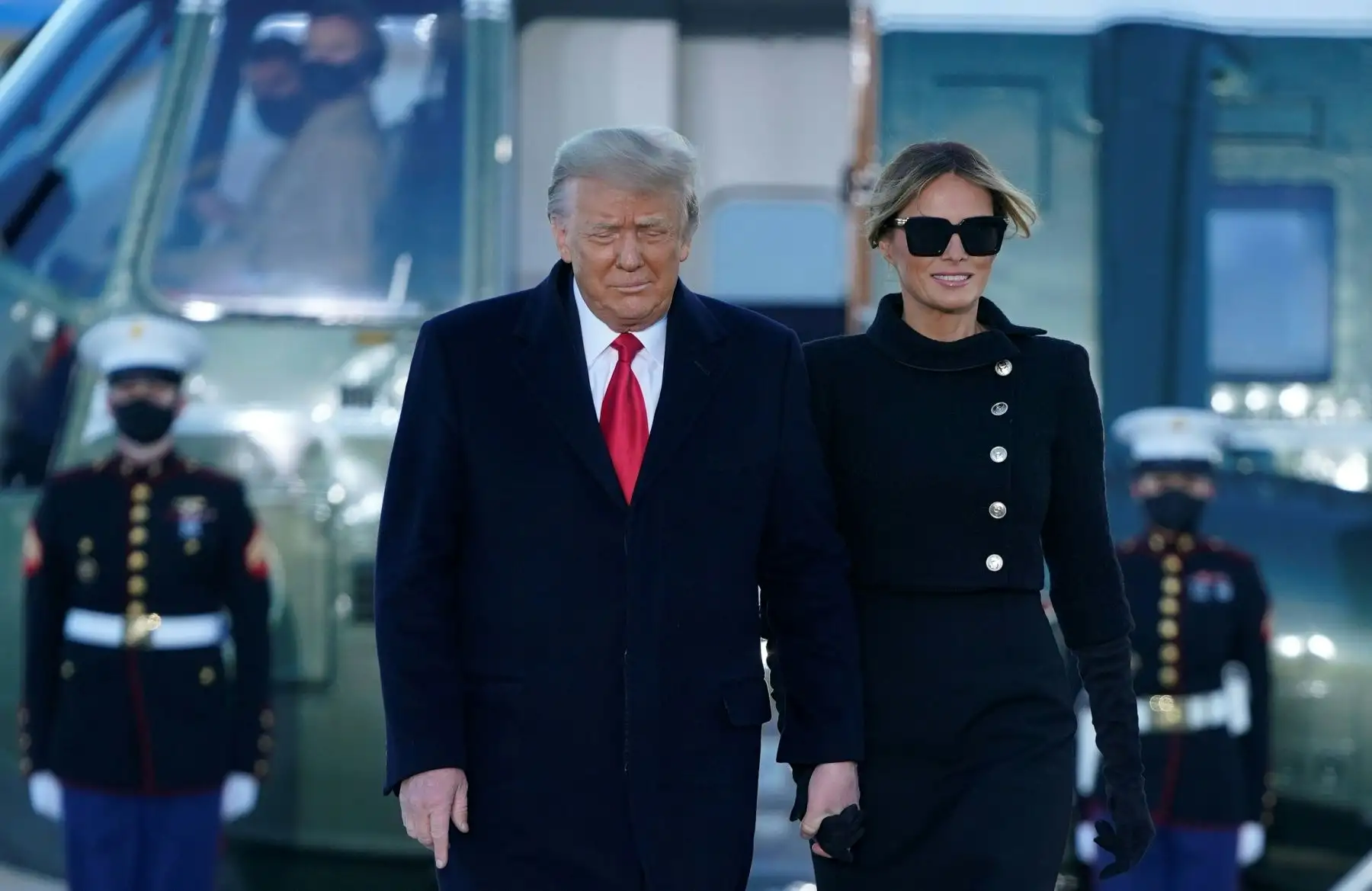 El presidente saliente de los Estados Unidos, Donald Trump, y la primera dama Melania Trump descienden del Marine One en la base conjunta Andrews en Maryland. El presidente Trump viaja a su residencia en el club de golf Mar-a-Lago en Palm Beach, Florida, y no asistirá a la inauguración. para el presidente electo Joe Biden.  Foto: AFP