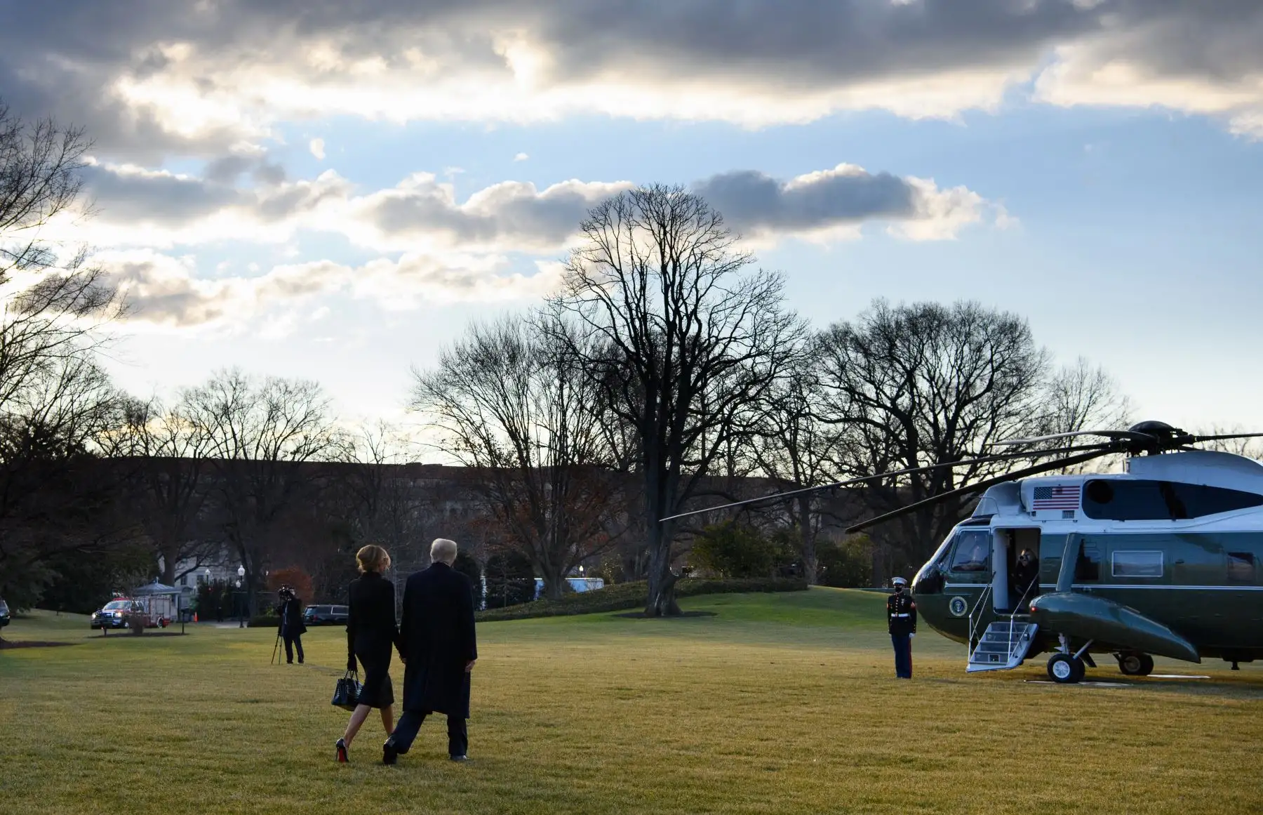 El presidente de Estados Unidos, Donald Trump, y la primera dama, Melania Trump, se dirigen a abordar el Marine One cuando salen de la Casa Blanca en Washington. El presidente Trump viaja a su residencia en el club de golf Mar-a-Lago en Palm Beach. , Florida, y no asistirá a la toma de posesión del presidente electo Joe Biden. Foto: AFP