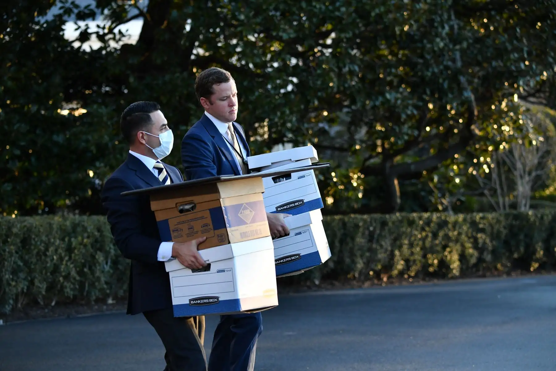 Transportan cajas con objetos personales antes de que el presidente estadounidense, Donald Trump, salga de la Casa Blanca en Washington. El presidente Trump viaja a su residencia en el club de golf Mar-a-Lago en Palm Beach, Florida, y no asistir a la toma de posesión del presidente electo Joe Biden.  Foto: AFP