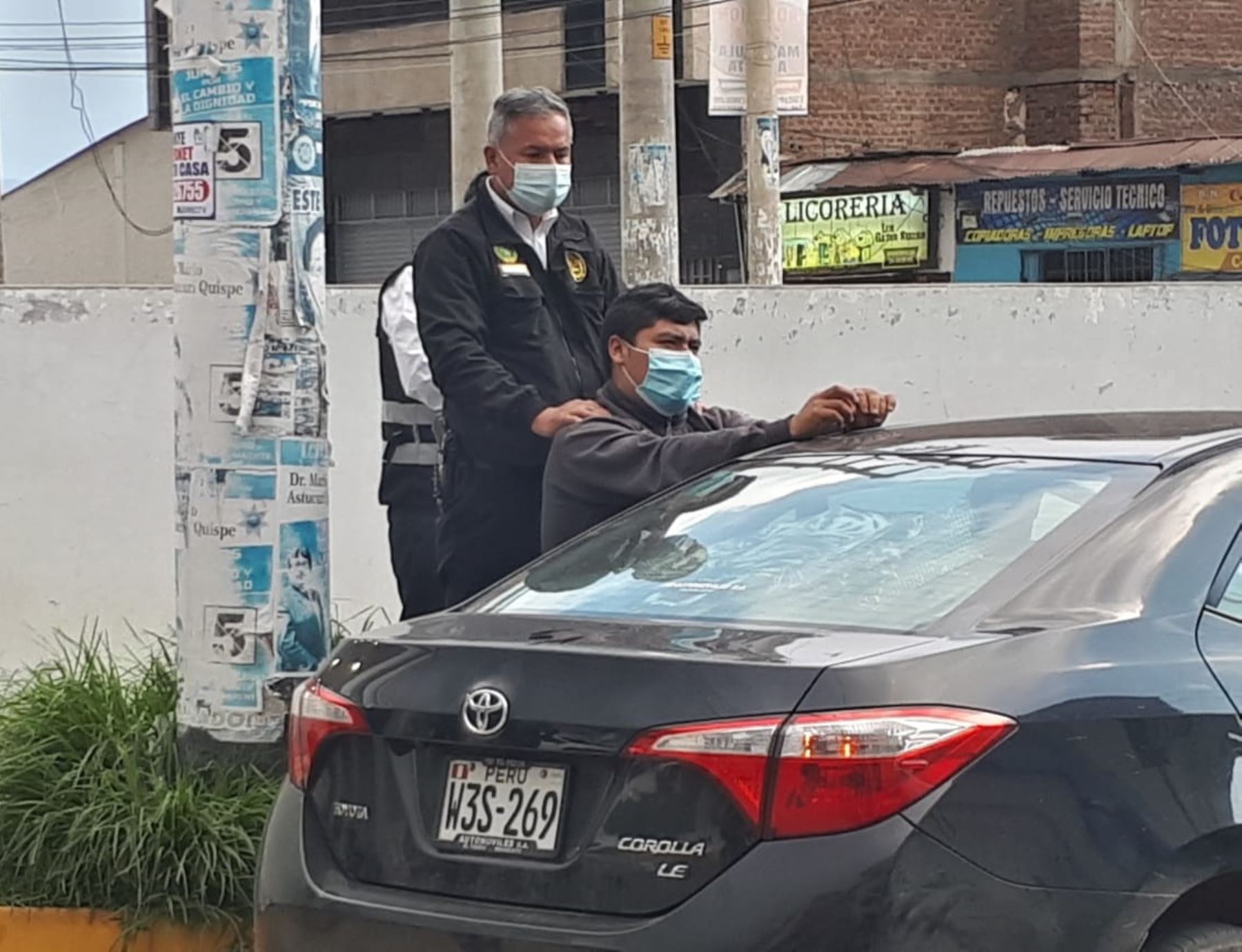 Policía de Huancayo detiene a sujeto que se hacía pasar como agente del orden para pedir dinero a los postulantes a la Escuela de Suboficiales de la PNP.