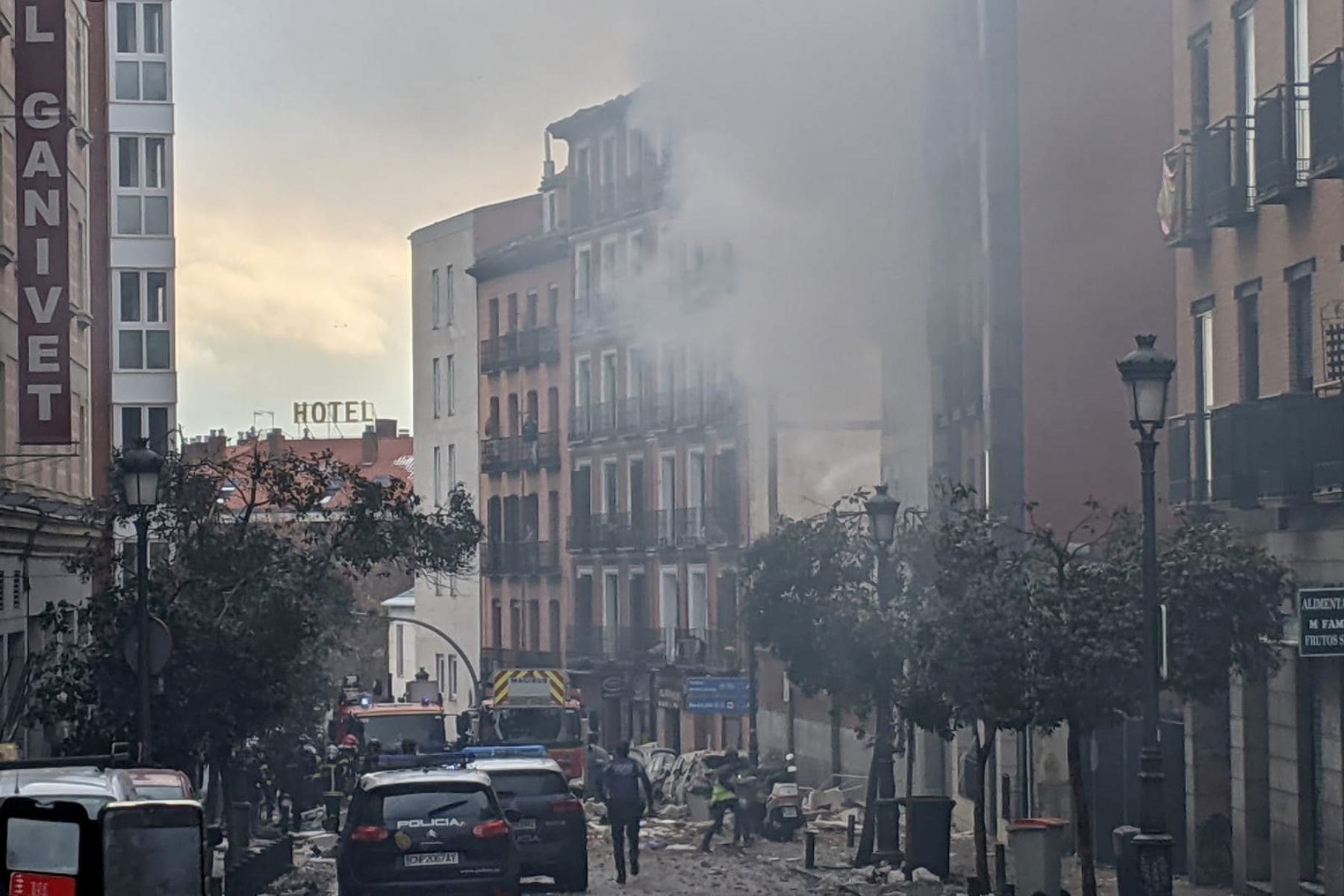 Una fuerte explosión derrumba parte de un edificio en el centro de Madrid. Foto: EFE