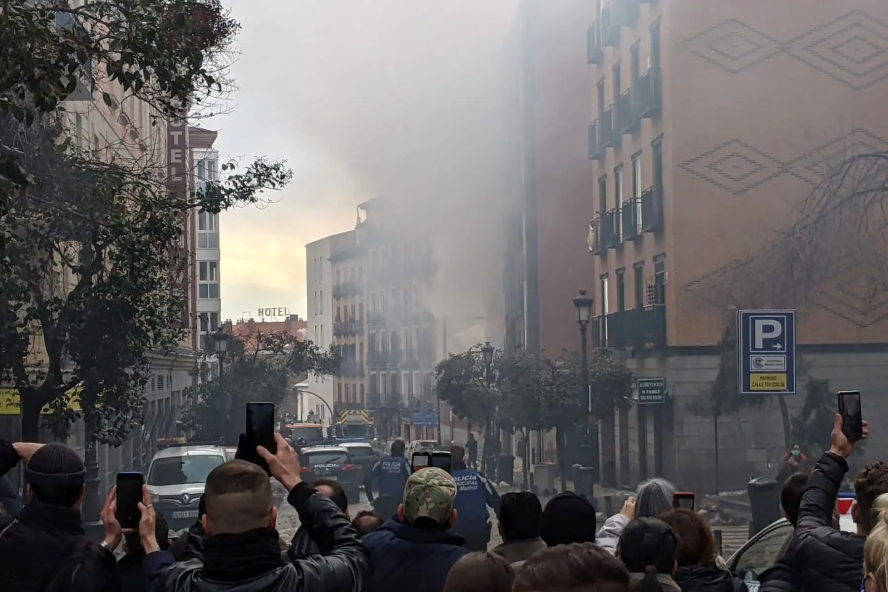 Una fuerte explosión derrumba parte de un edificio en el centro de Madrid. Foto: EFE