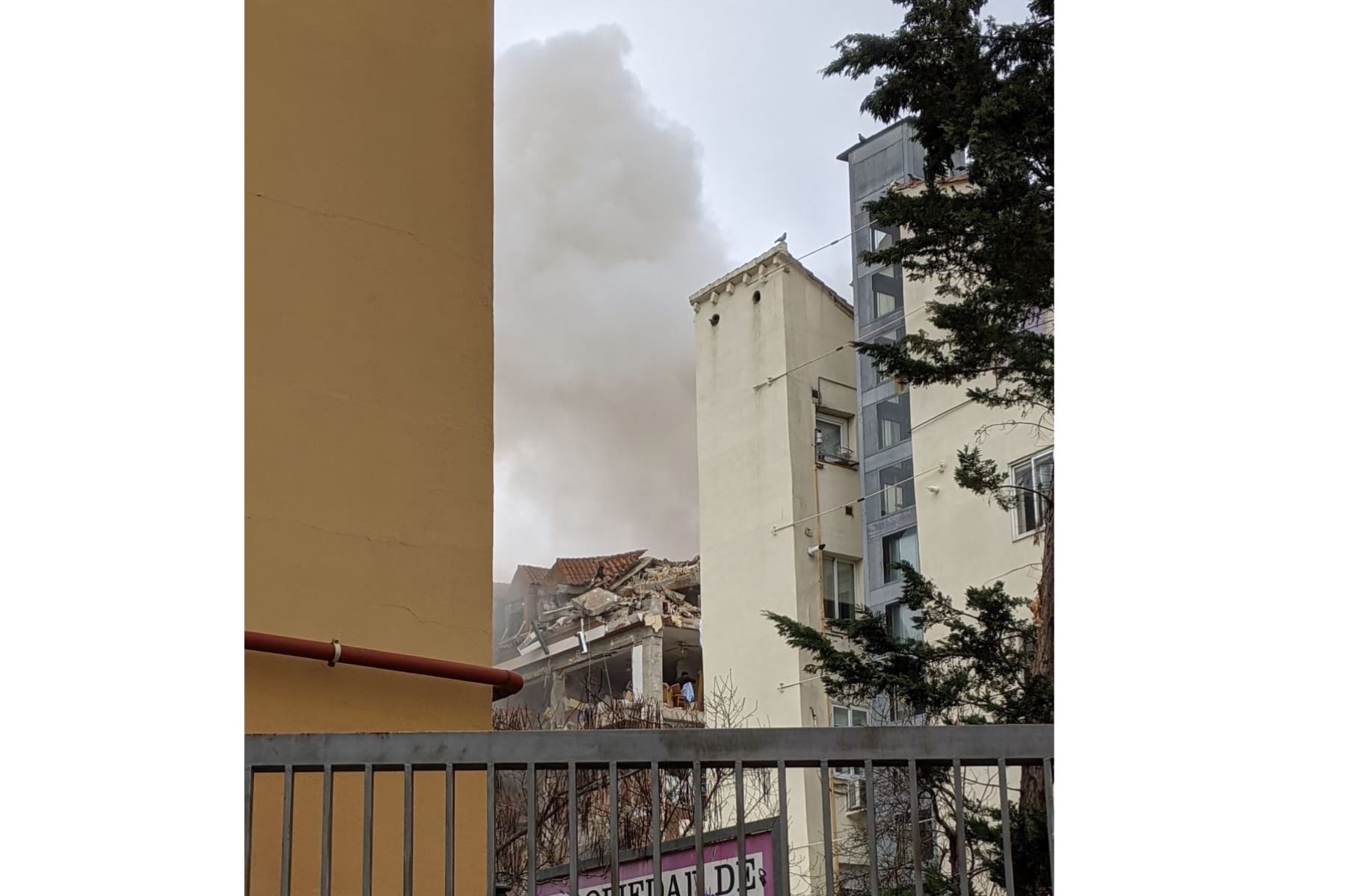 Una fuerte explosión derrumba parte de un edificio en el centro de Madrid. Foto: EFE