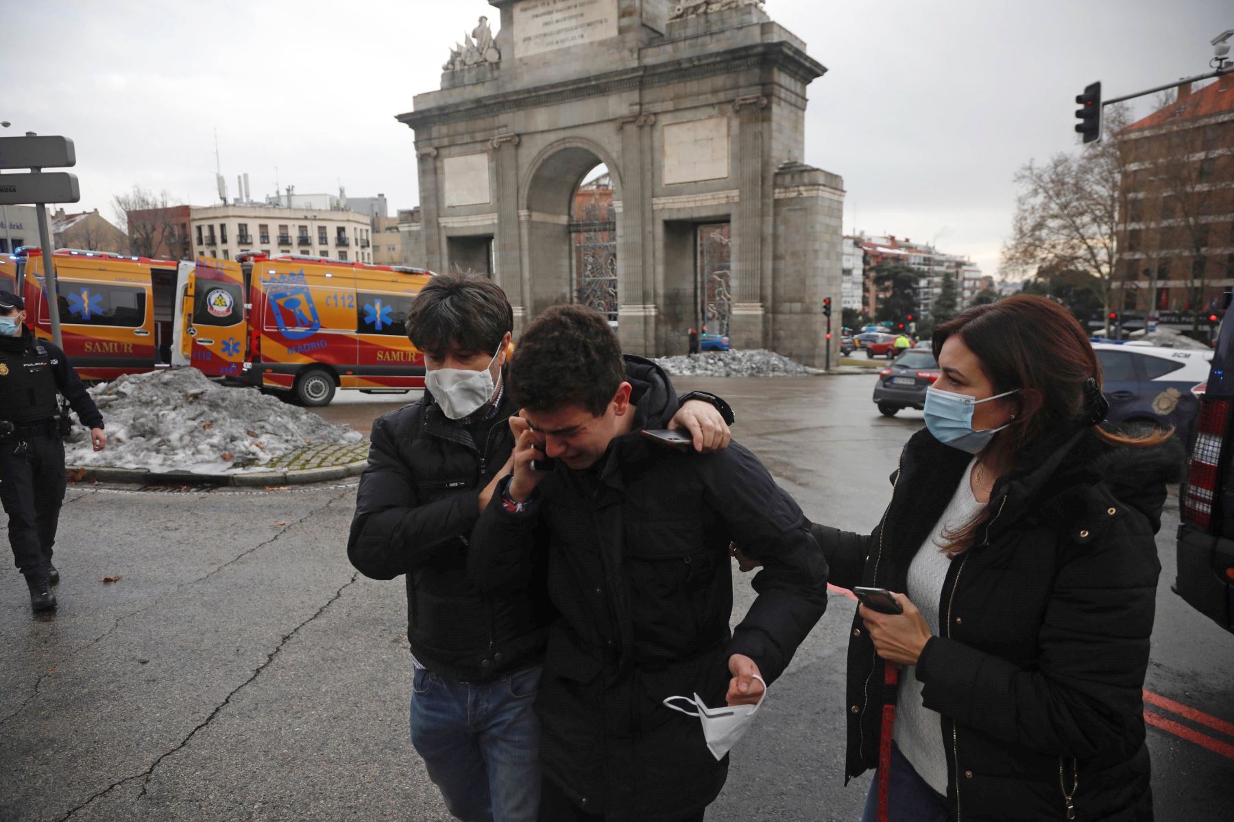 Al menos tres personas han muerto tras la explosión que ha provocado el derrumbe de parte de un edificio de seis plantas en la calle Toledo, en el centro de Madrid. Foto: EFE