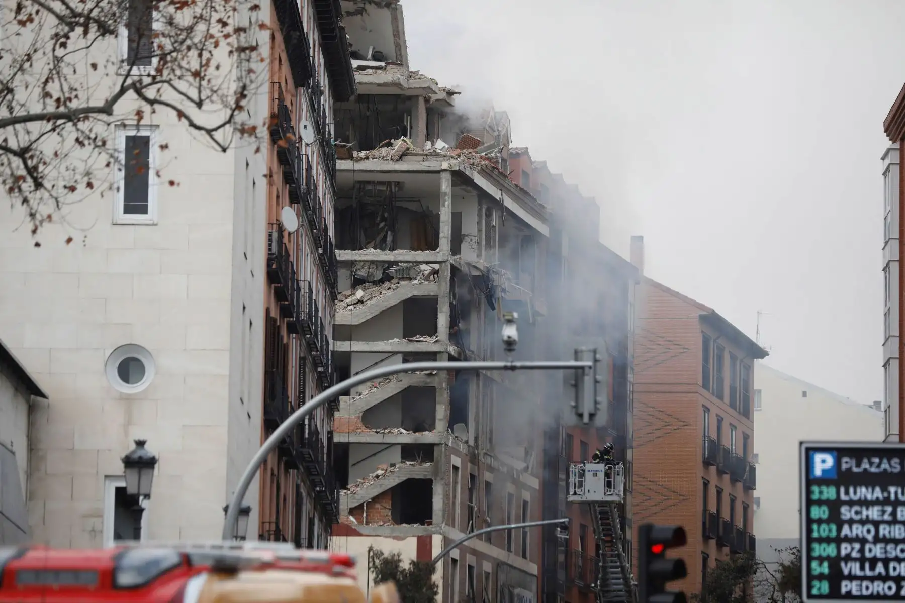 Al menos tres personas han muerto tras la explosión que ha provocado el derrumbe de parte de un edificio de seis plantas en la calle Toledo, en el centro de Madrid. Foto: EFE