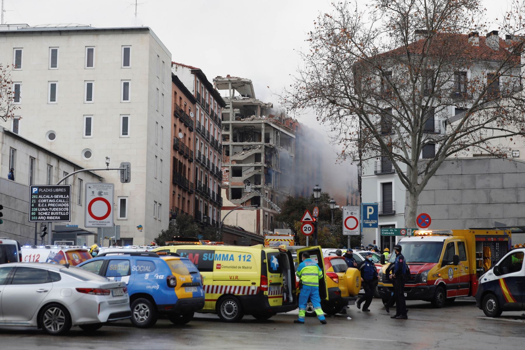 Al menos tres personas han muerto tras la explosión que ha provocado el derrumbe de parte de un edificio de seis plantas en la calle Toledo, en el centro de Madrid. Foto: EFE
